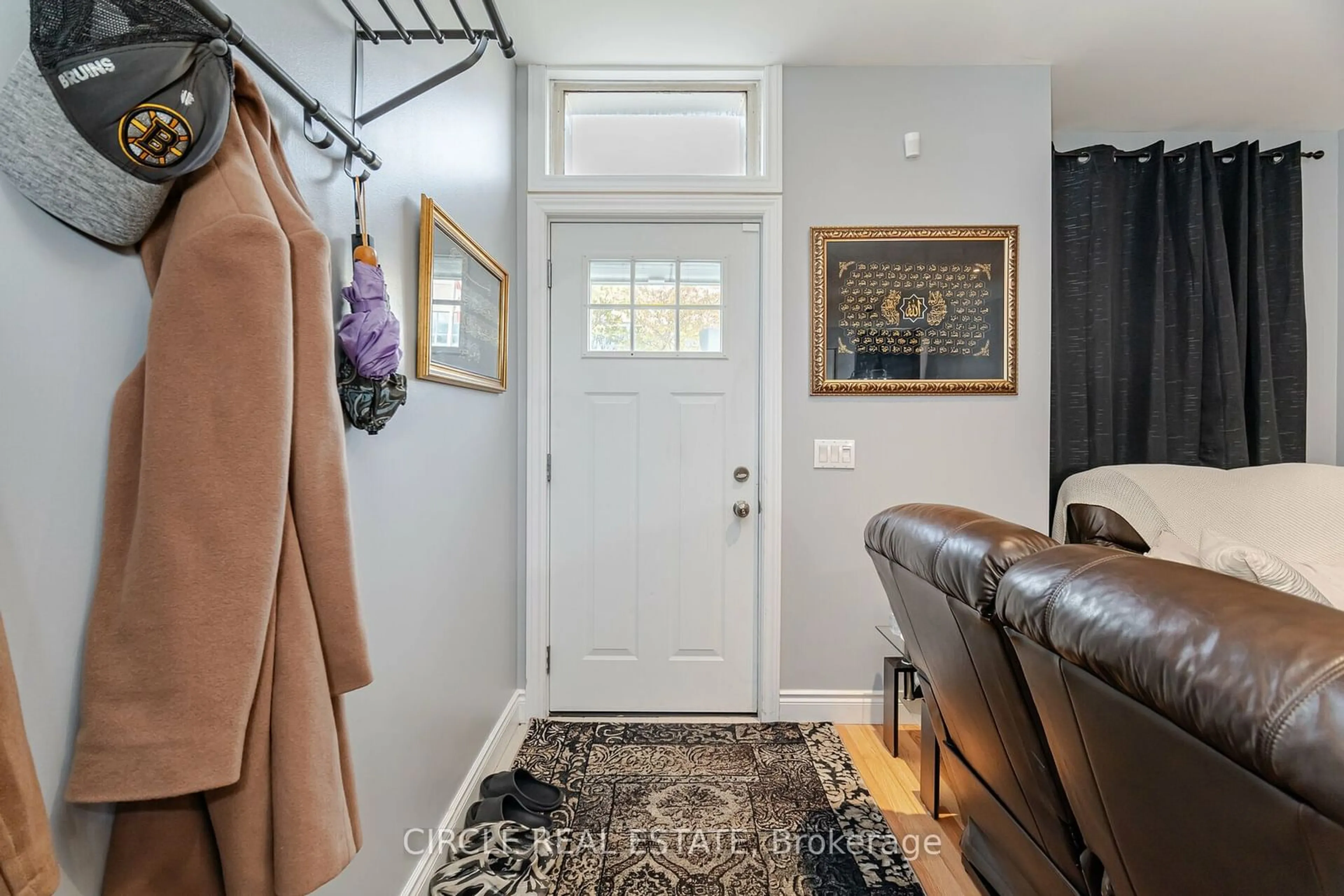 Indoor entryway for 31 Wentworth St, Hamilton Ontario L8L 5V2