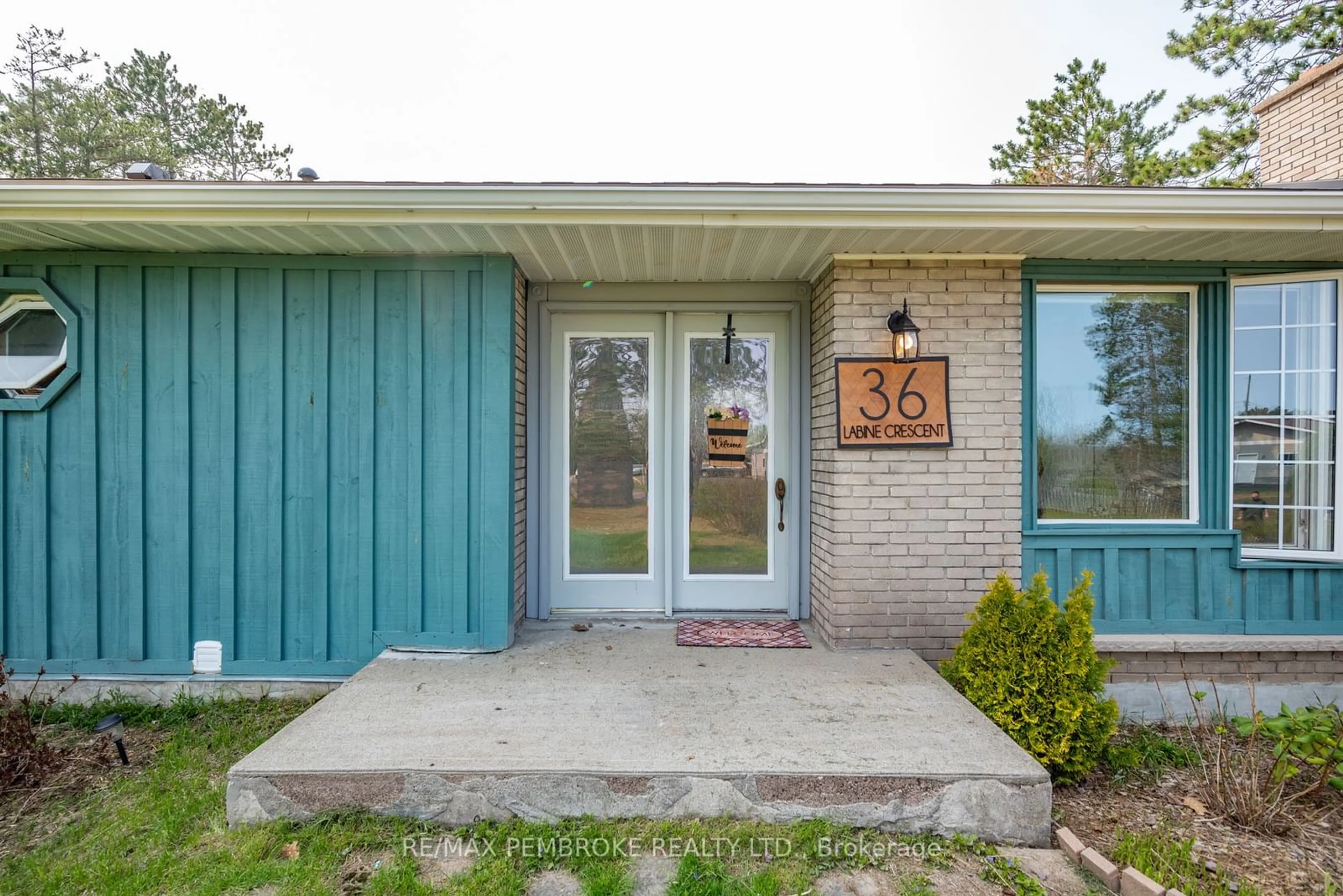 Indoor entryway for 36 Labine Cres, Petawawa Ontario K8H 2J2