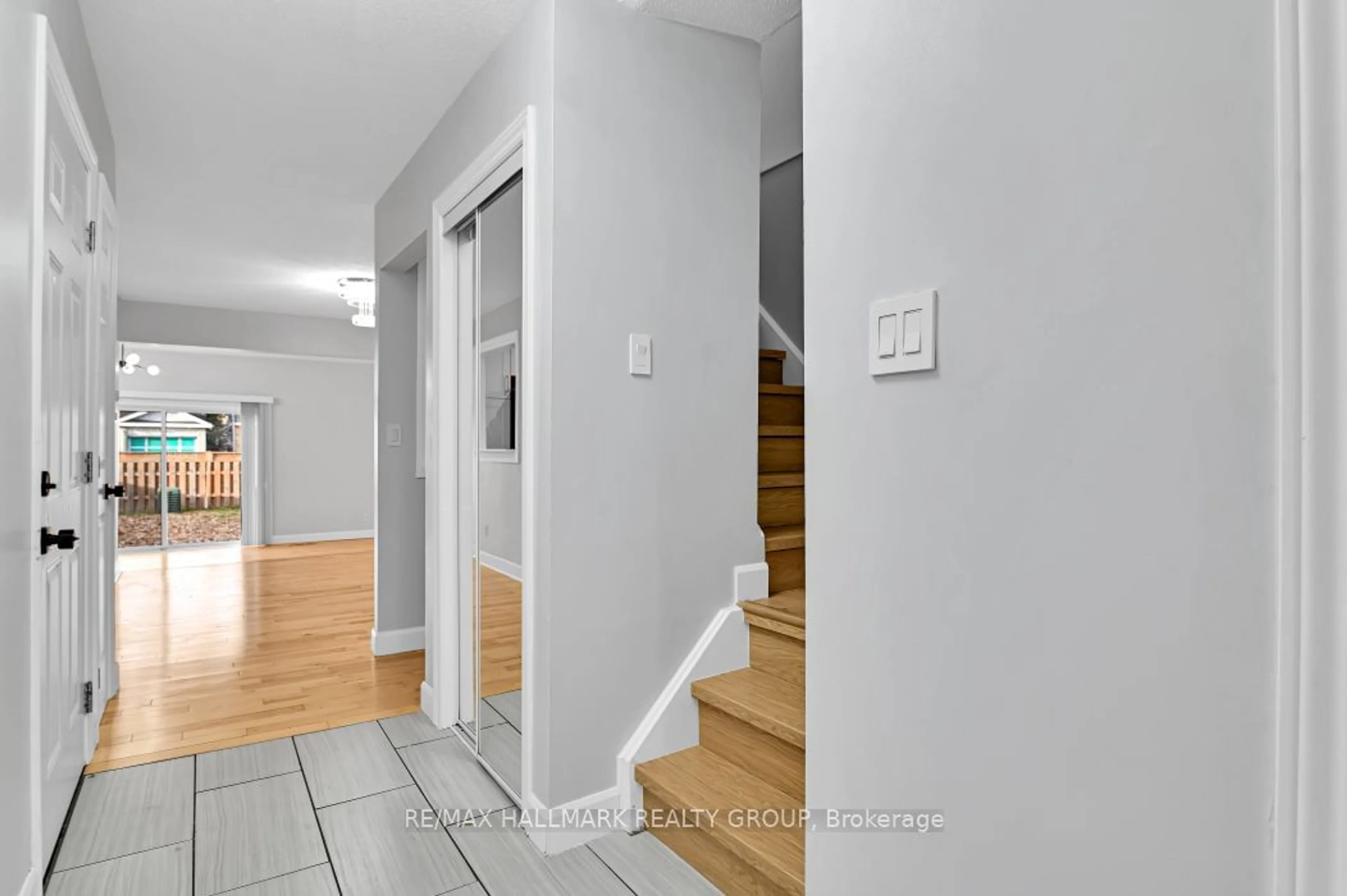 Indoor foyer, wood floors for 59 WESSEX Rd #31, Barrhaven Ontario K2J 1X3