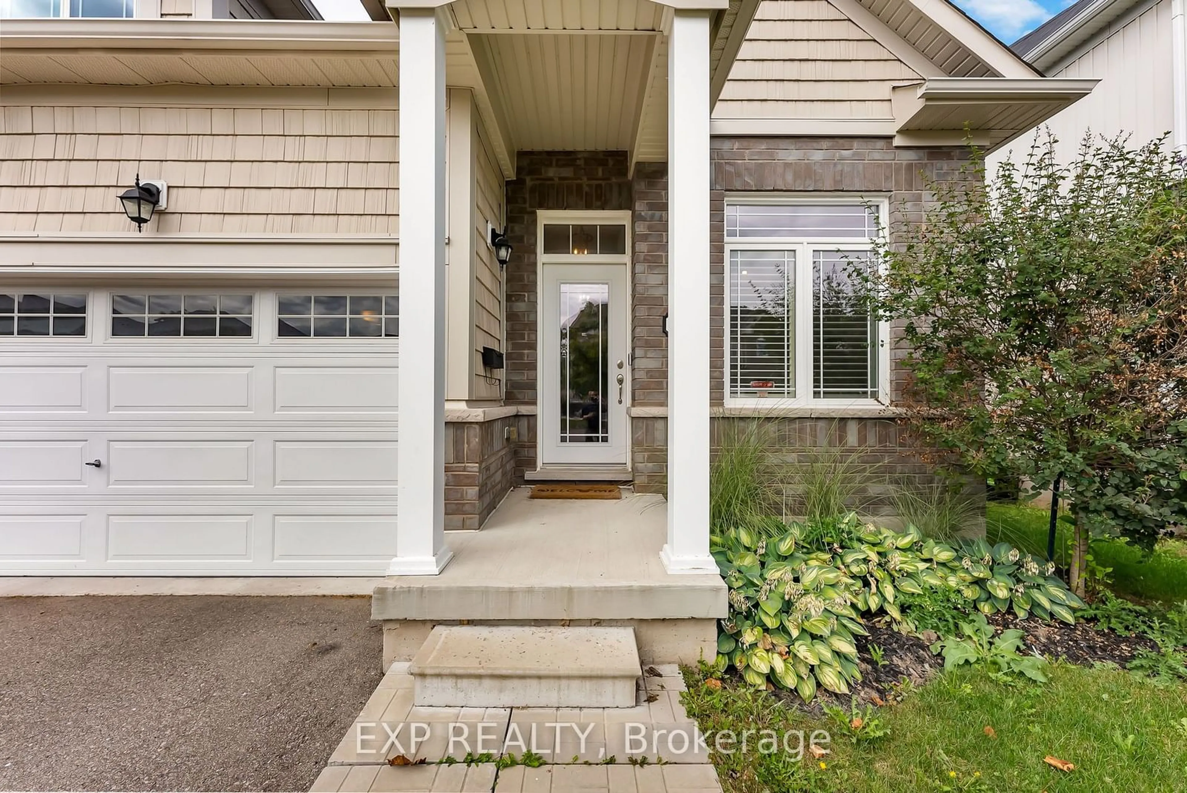 Indoor entryway, wood floors for 72 Cannery Dr, Niagara-on-the-Lake Ontario L0S 1J0