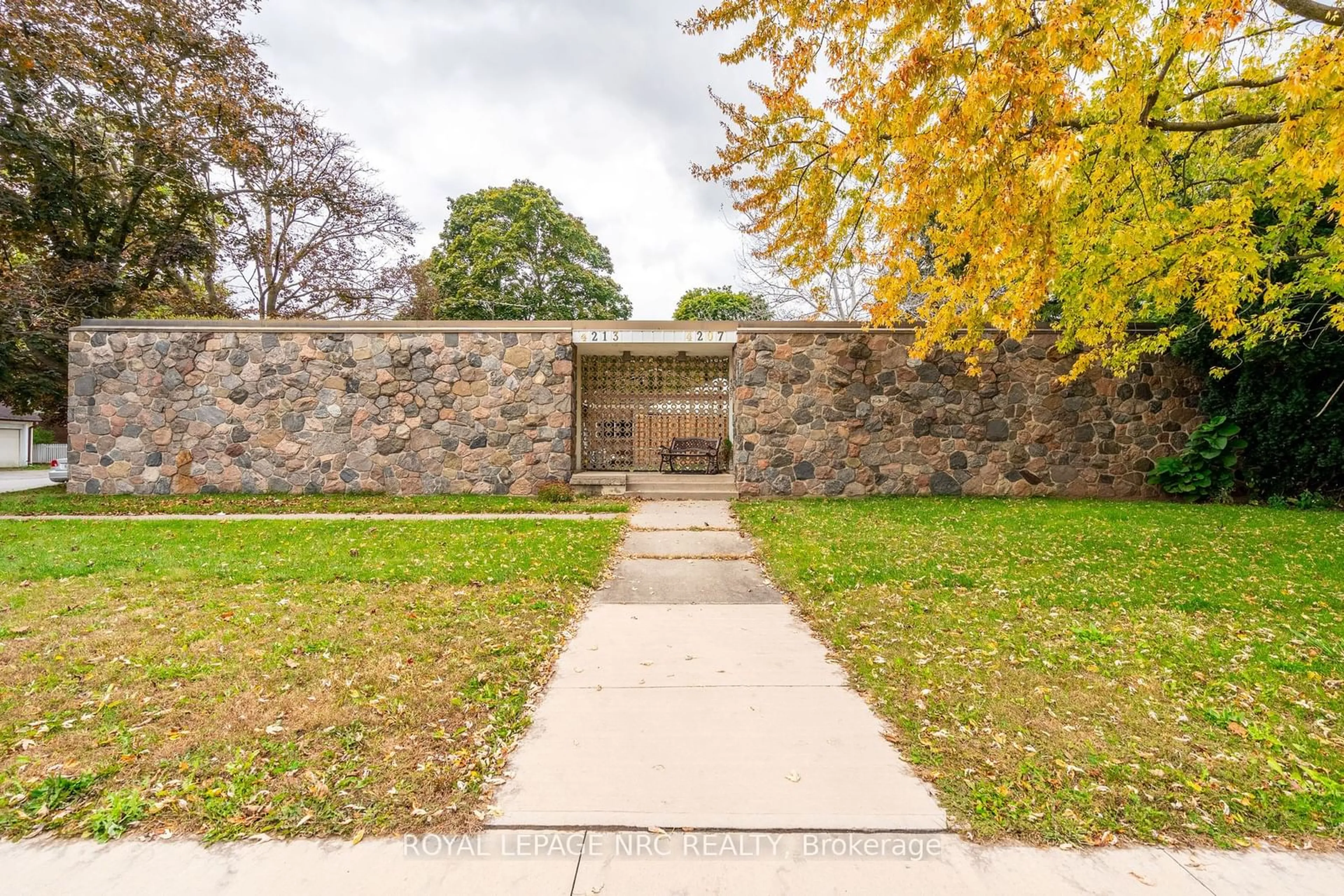 Patio, the fenced backyard for 4207-13 DRUMMOND Rd, Niagara Falls Ontario L2E 6C2