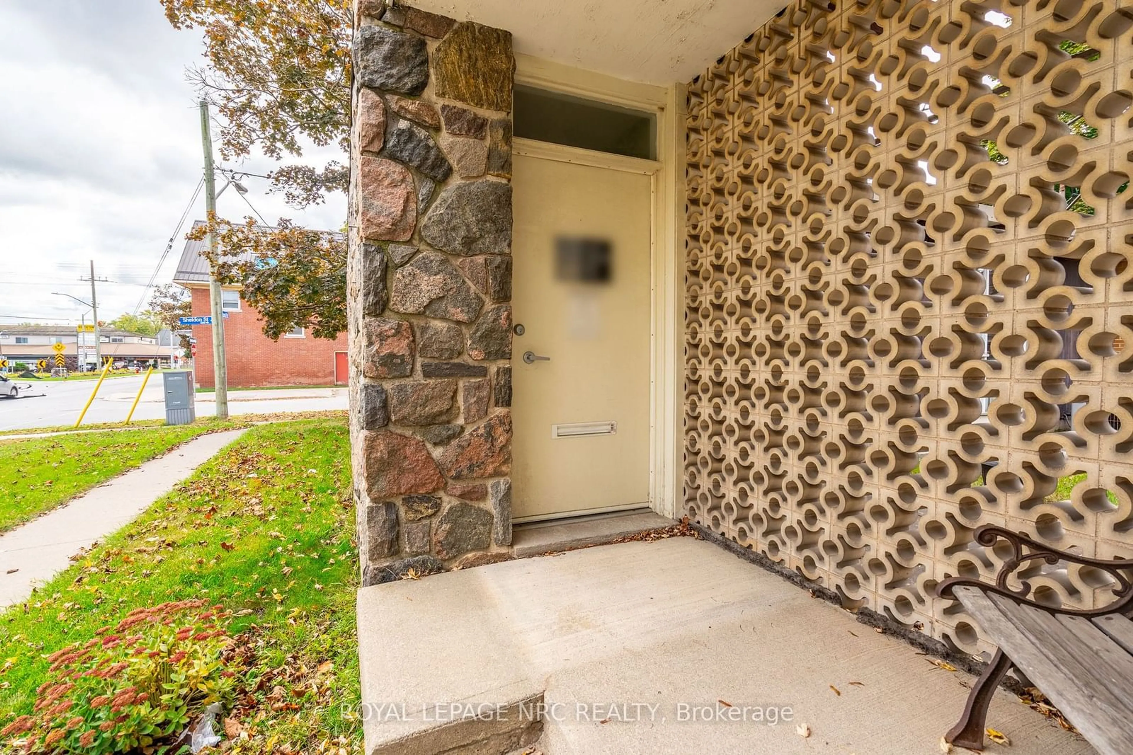 Indoor entryway, ceramic floors for 4207-13 DRUMMOND Rd, Niagara Falls Ontario L2E 6C2