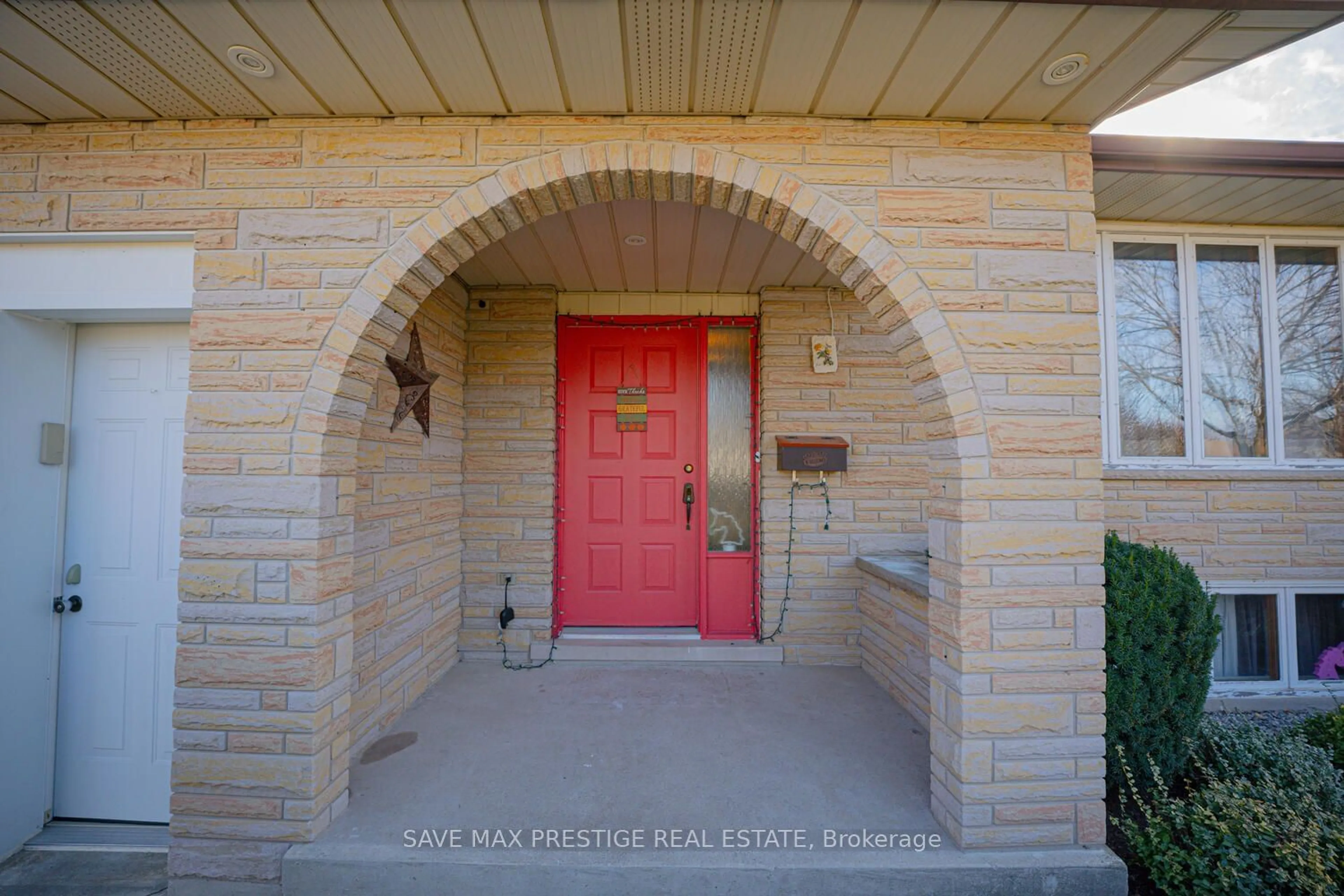 Indoor entryway, ceramic floors for 84 WIMBLETON Cres, Kitchener Ontario N2B 3K5