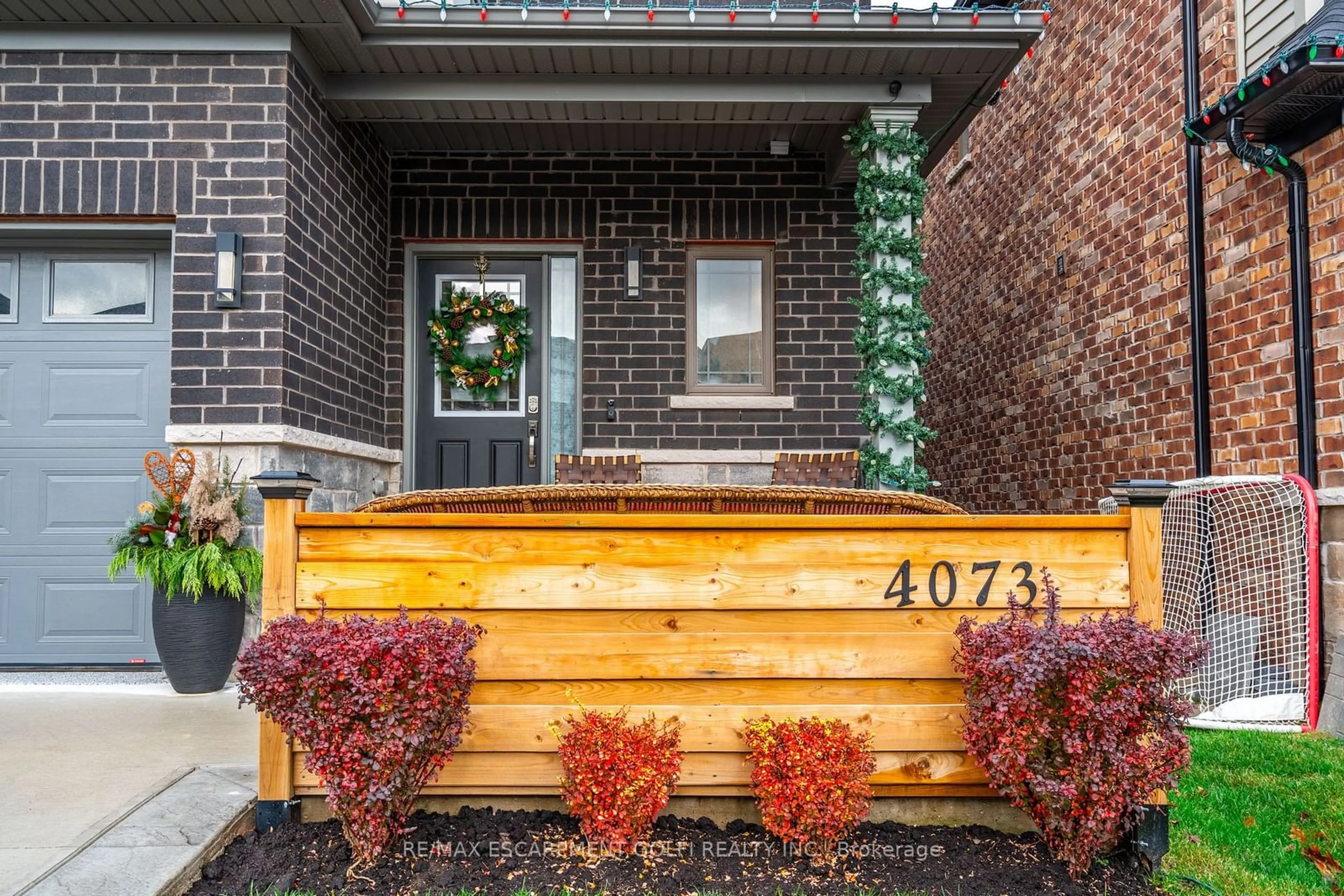 Indoor entryway, wood floors for 4073 THOMAS St, Lincoln Ontario L3J 0S5