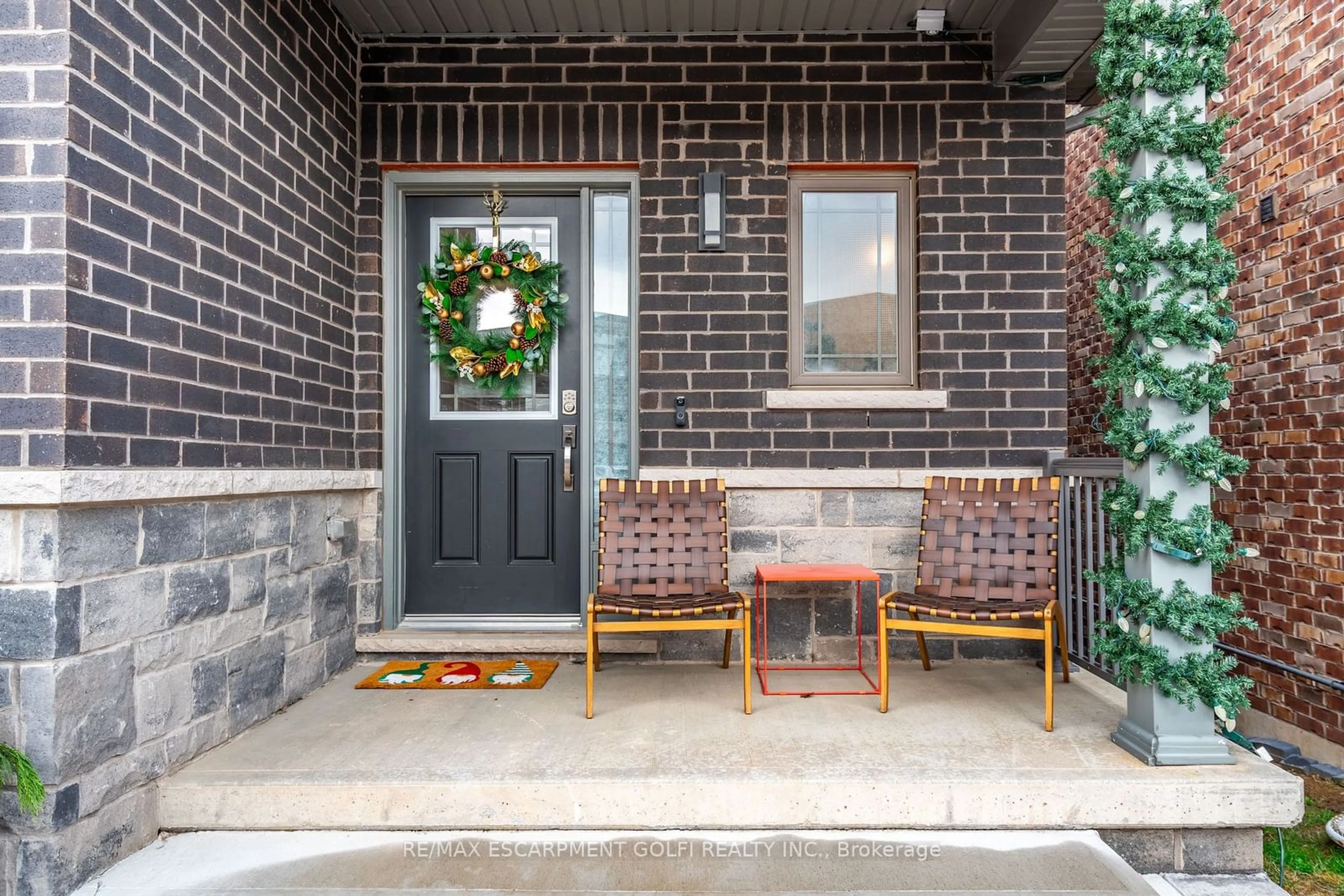 Indoor entryway, cement floor for 4073 THOMAS St, Lincoln Ontario L3J 0S5