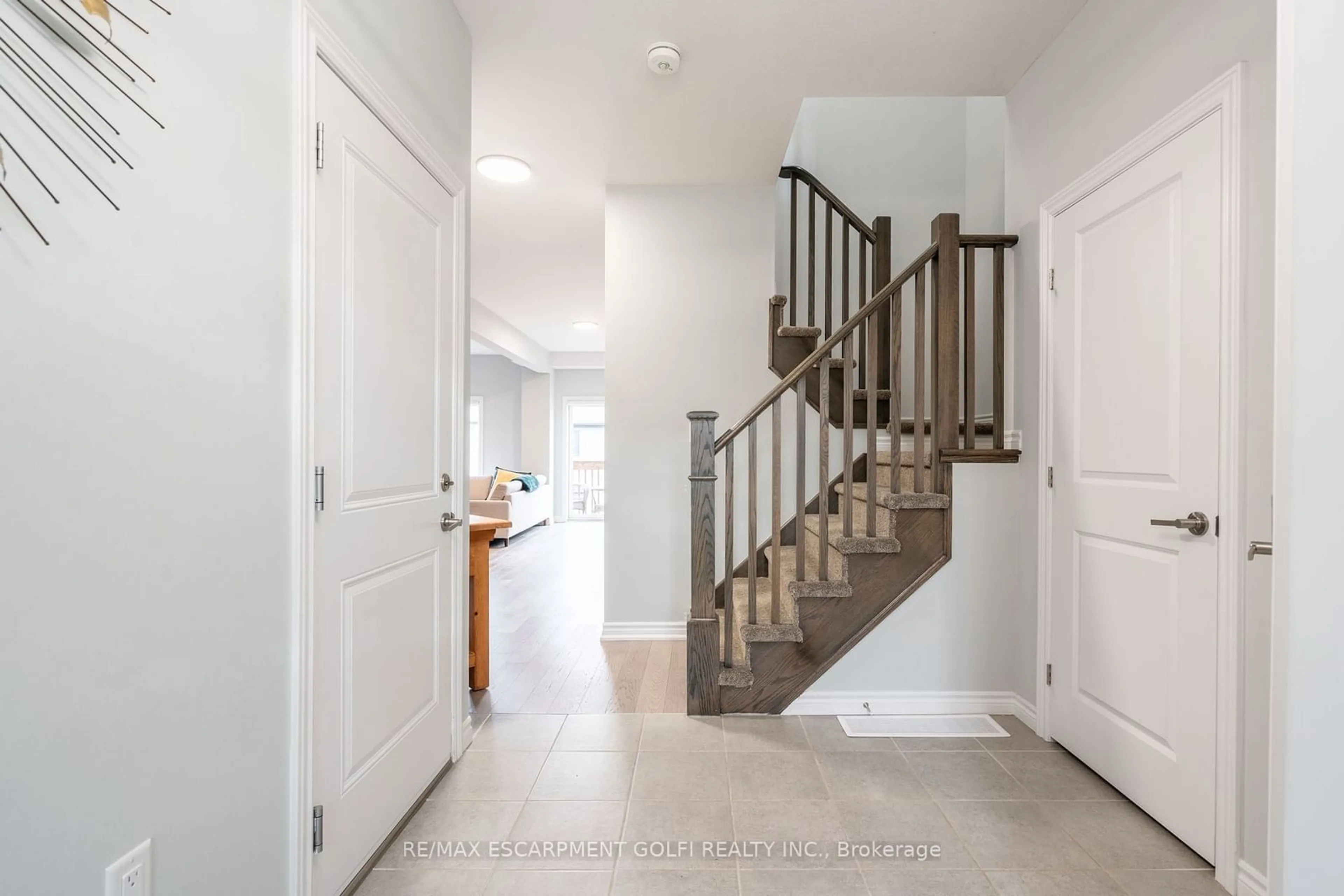 Indoor entryway, wood floors for 4073 THOMAS St, Lincoln Ontario L3J 0S5