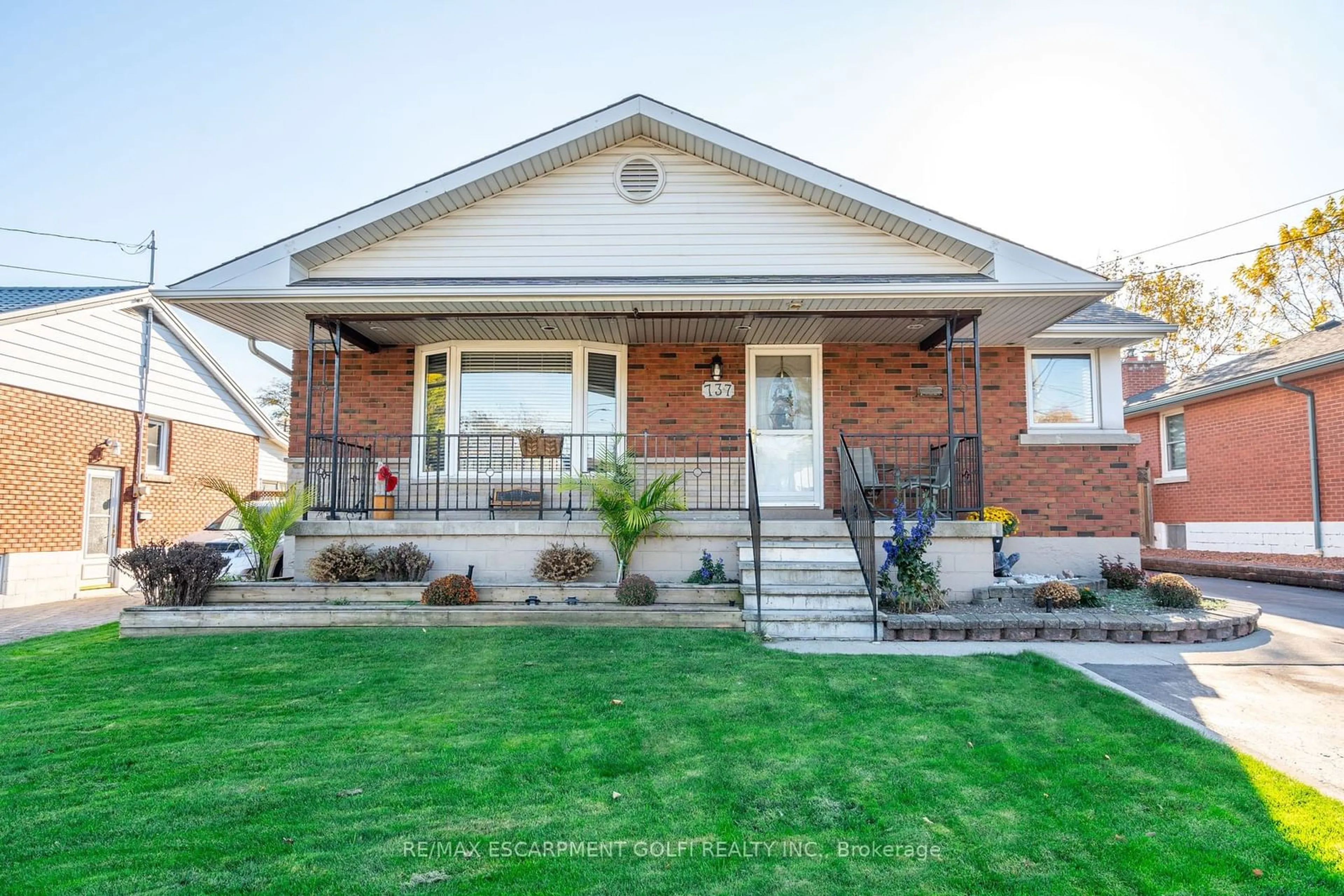 Frontside or backside of a home, cottage for 737 UPPER OTTAWA St, Hamilton Ontario L8T 3T8