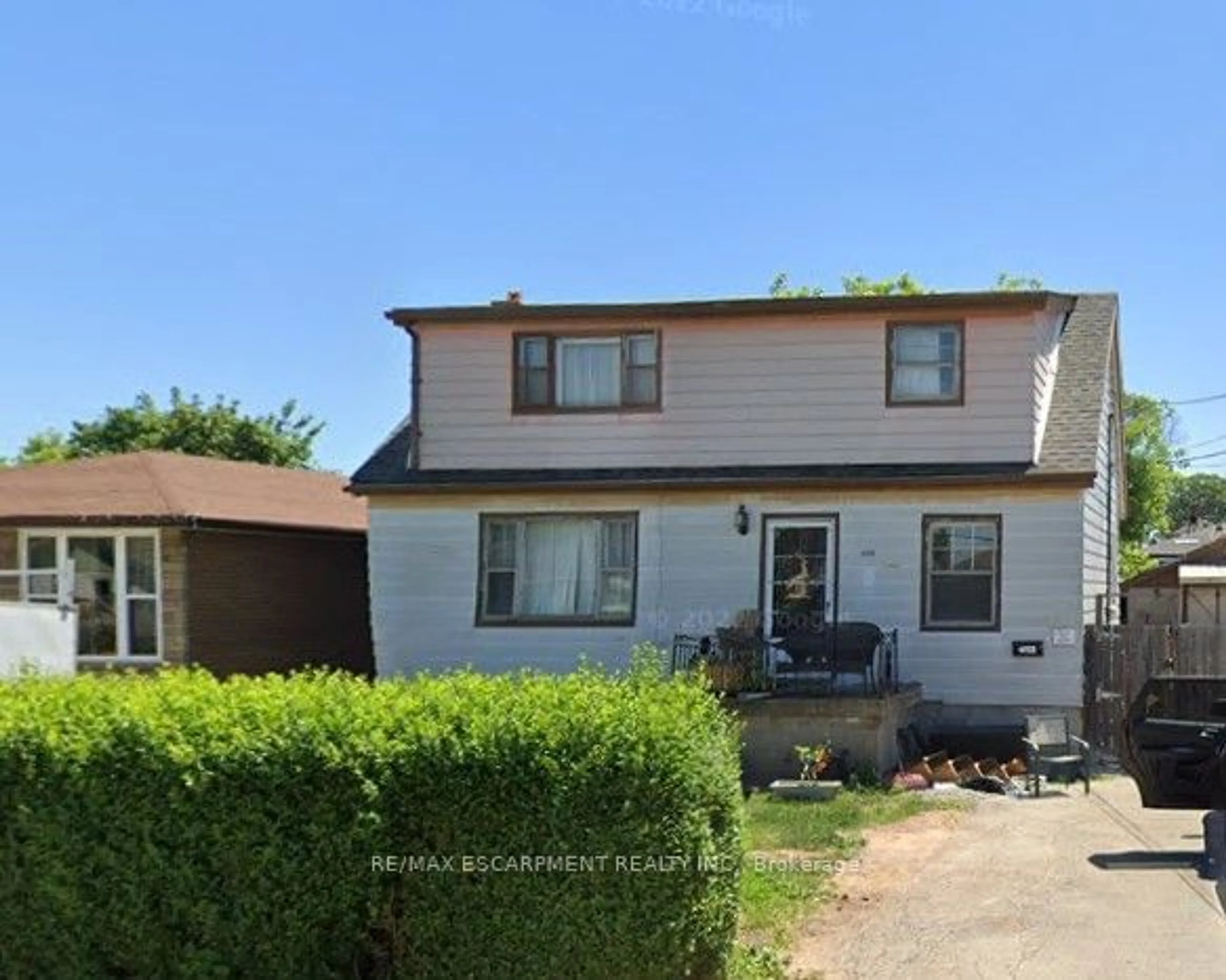 Frontside or backside of a home, cottage for 588 Barnaby St, Hamilton Ontario L8H 6T9