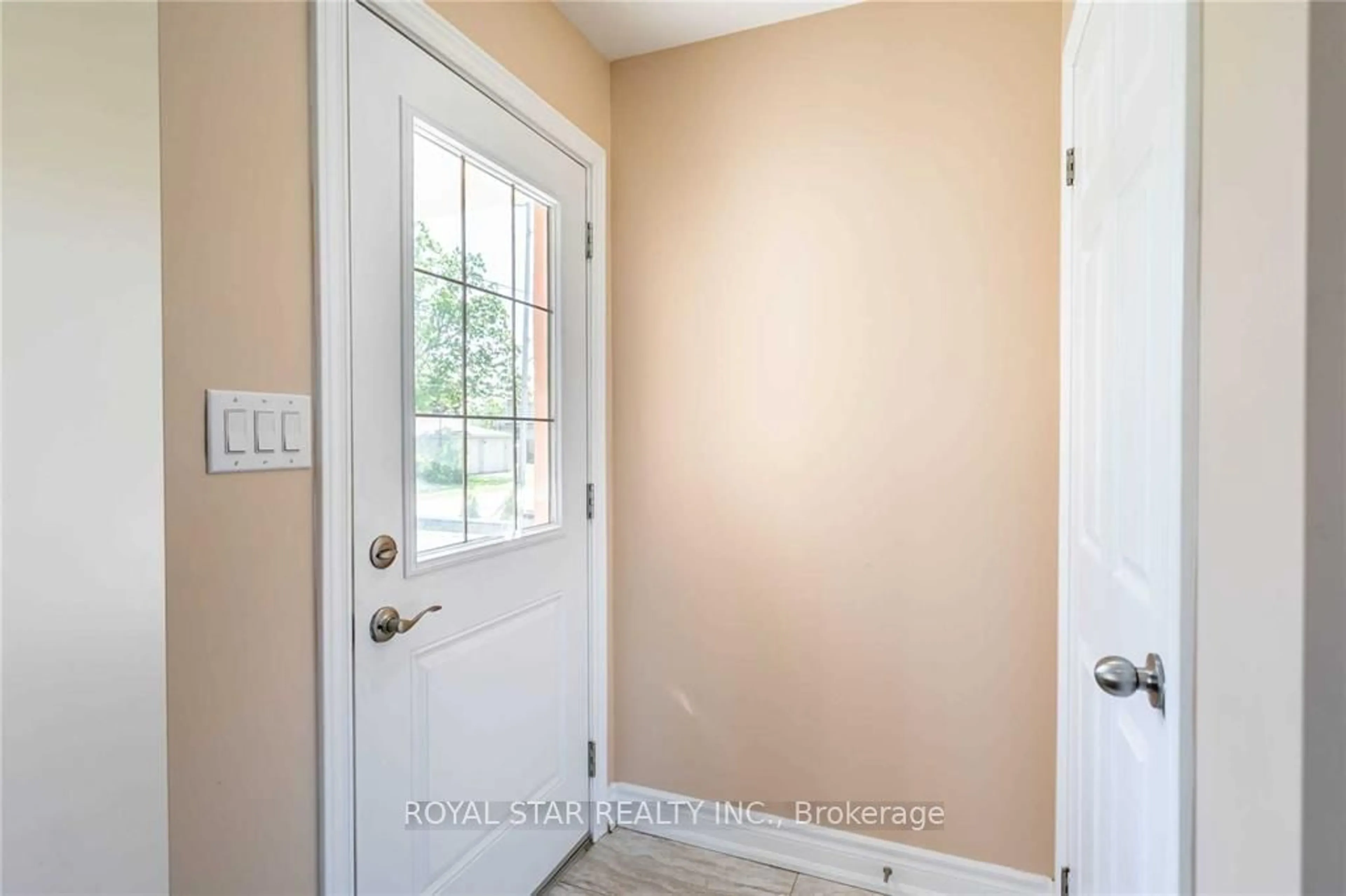 Indoor entryway, wood floors for 8105 Reilly St, Niagara Falls Ontario L2G 6S8