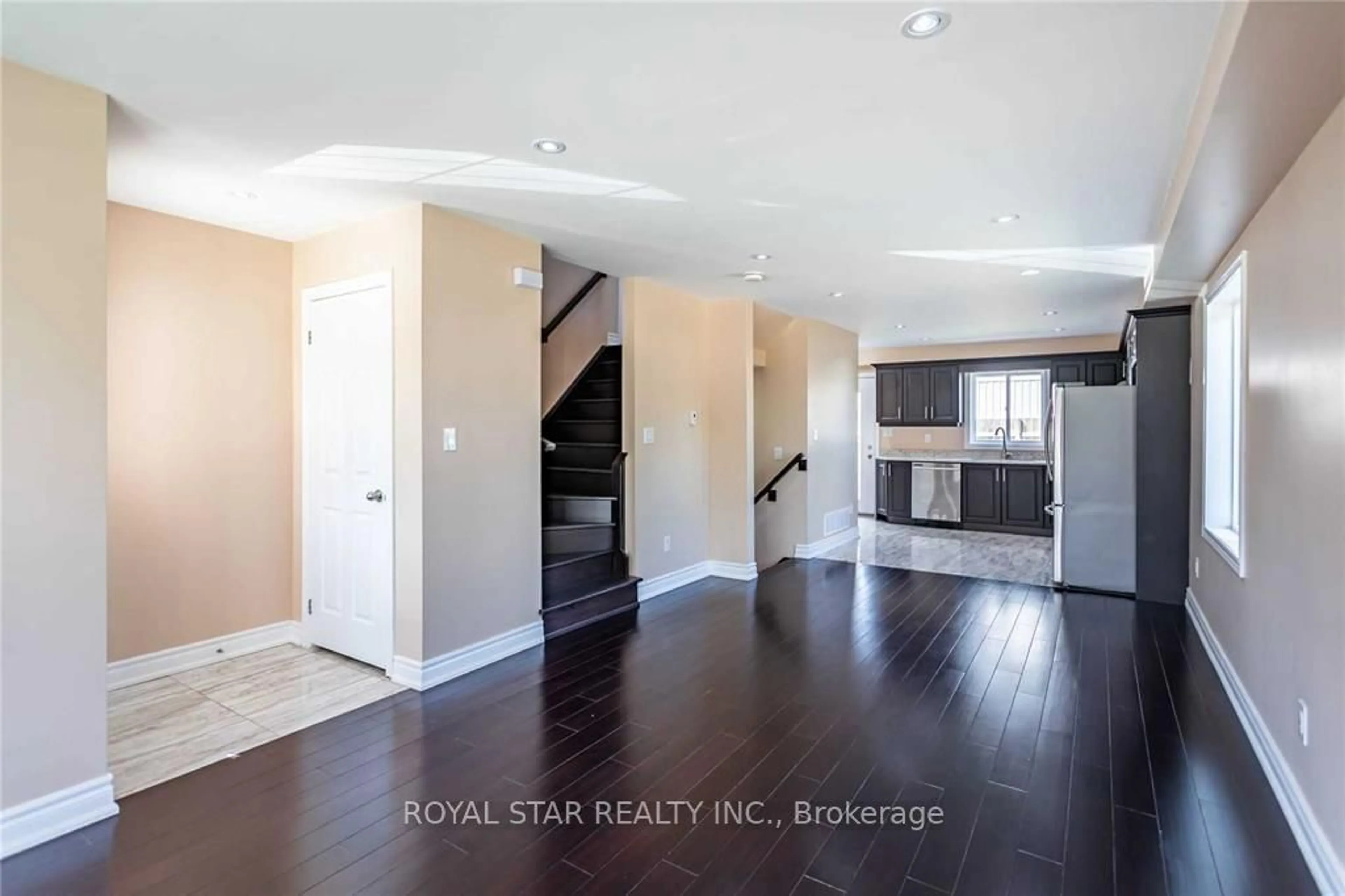 Indoor entryway, wood floors for 8105 Reilly St, Niagara Falls Ontario L2G 6S8