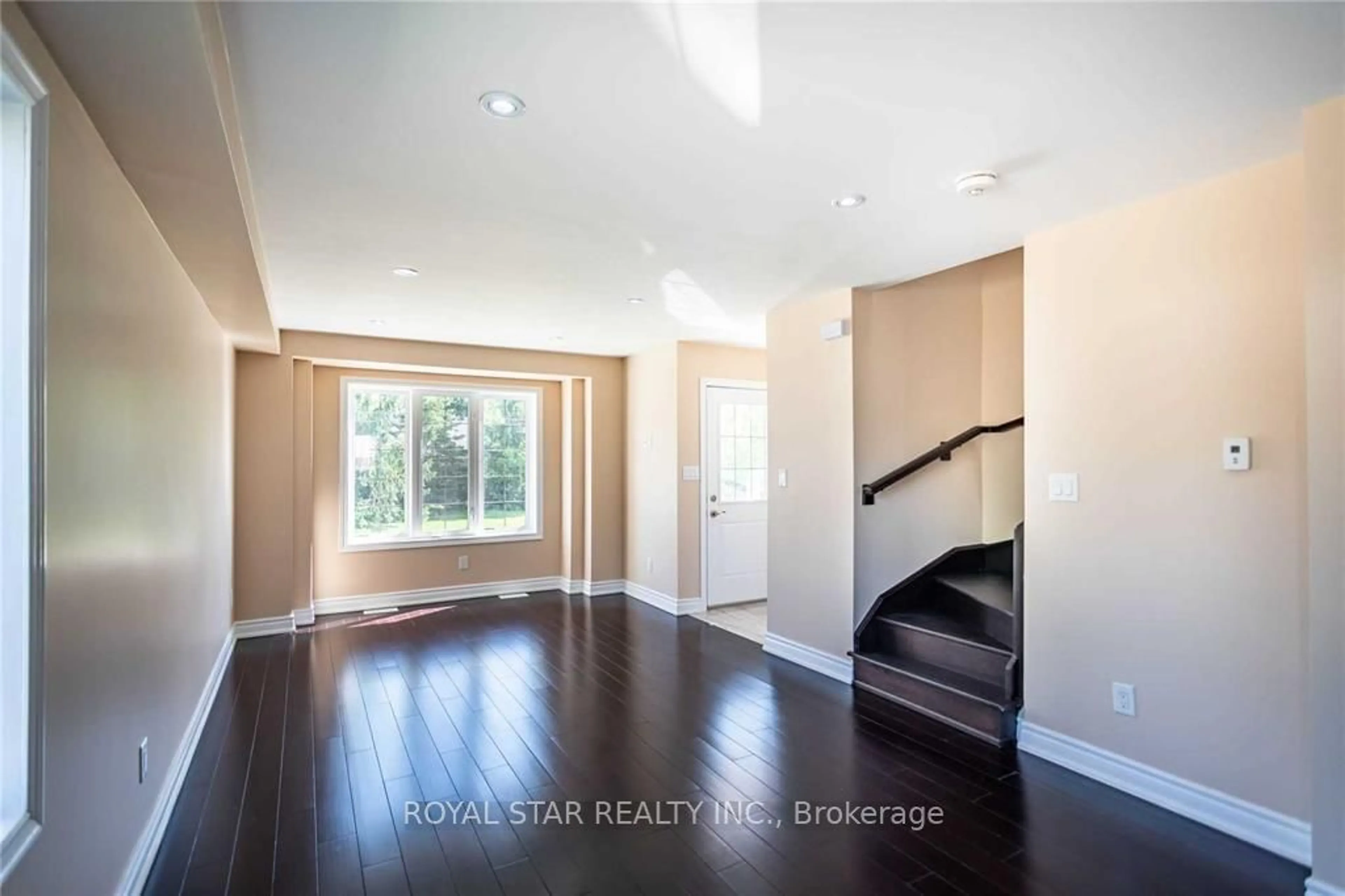 Indoor entryway, wood floors for 8105 Reilly St, Niagara Falls Ontario L2G 6S8