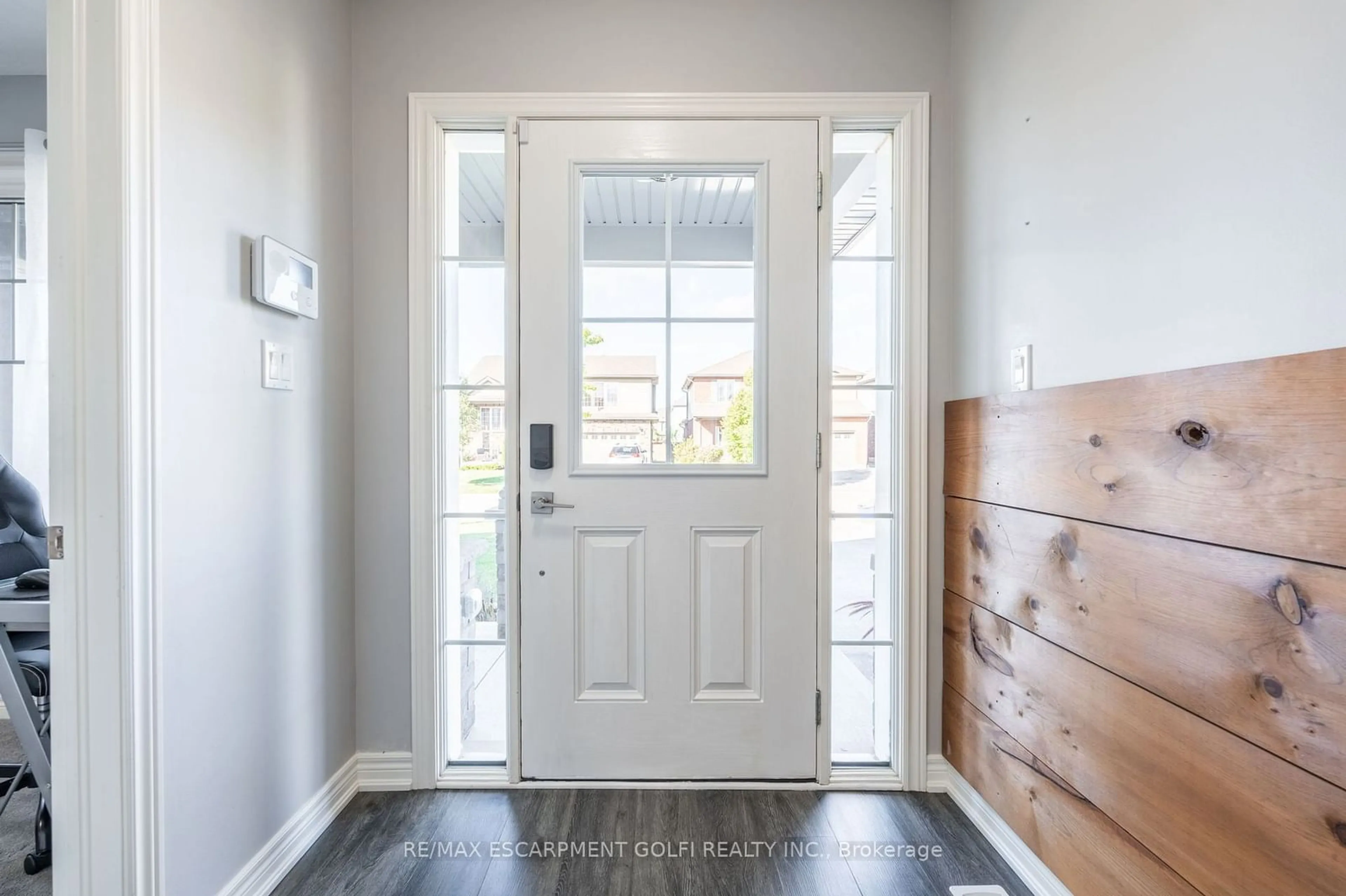 Indoor entryway, wood floors for 78 SILVERWOOD Ave, Welland Ontario L3C 0C3