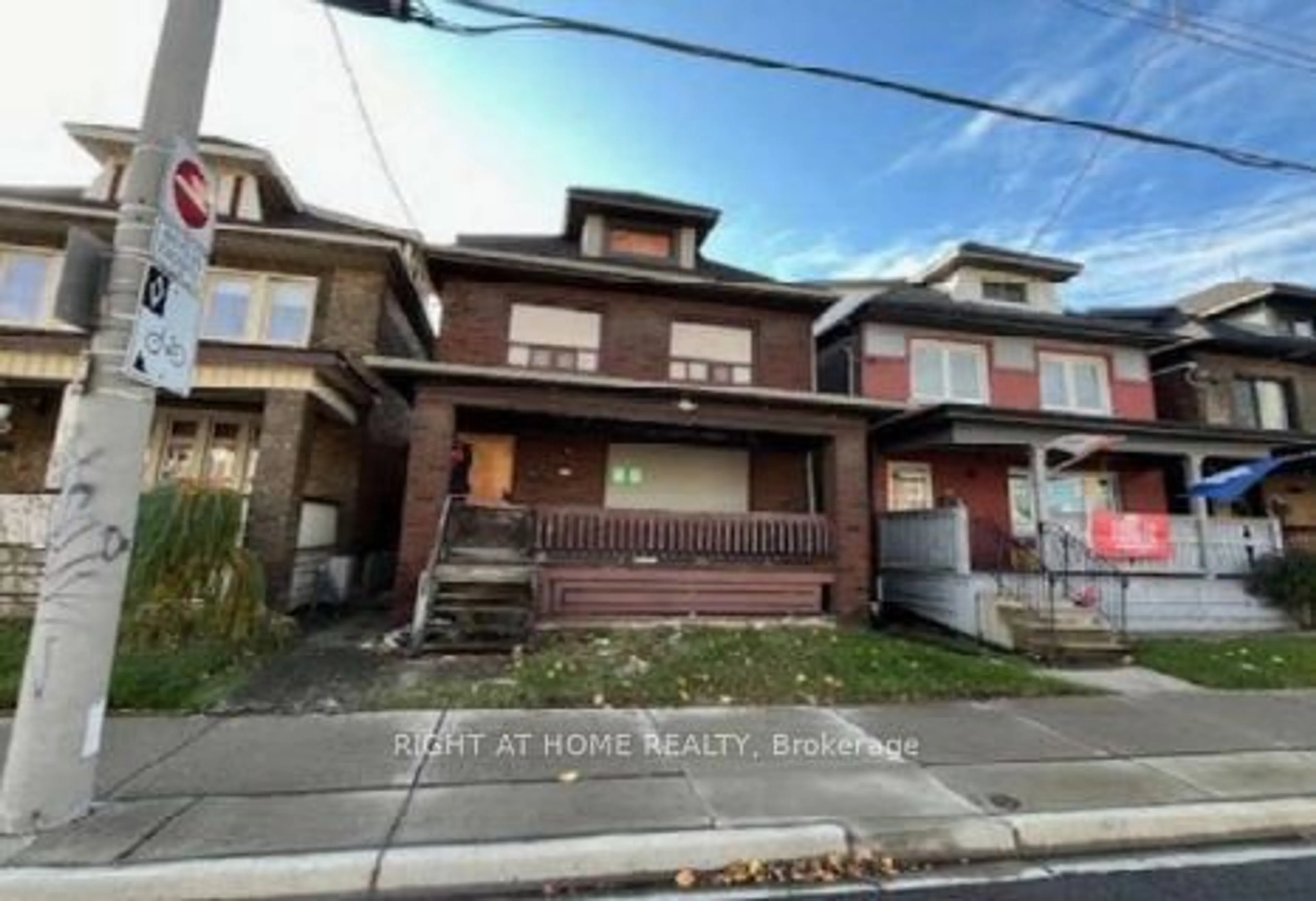 Frontside or backside of a home, the street view for 558 Cannon St, Hamilton Ontario L8L 2G3