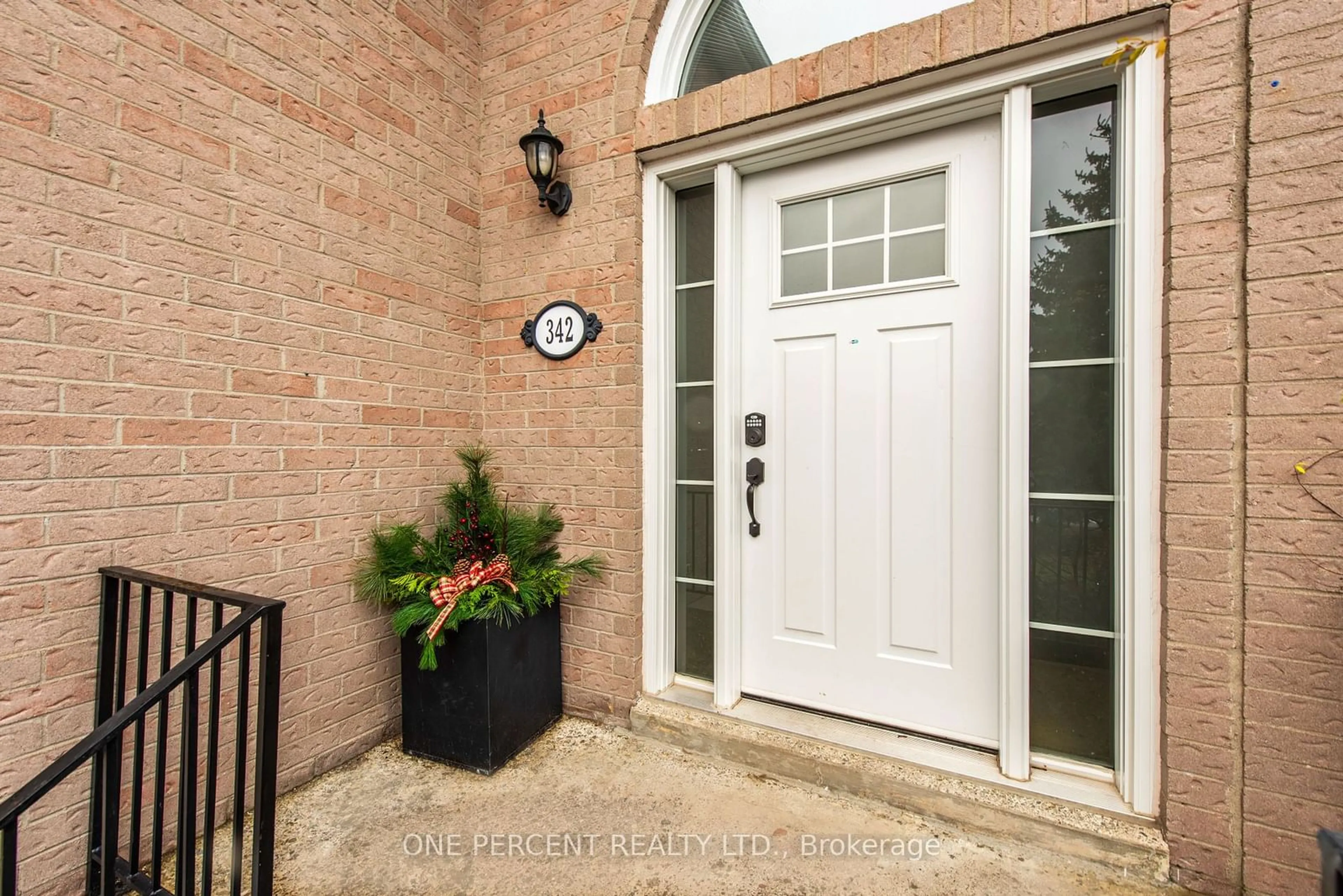 Indoor entryway, wood floors for 342 Shelburne Pl, Shelburne Ontario L9V 3A9