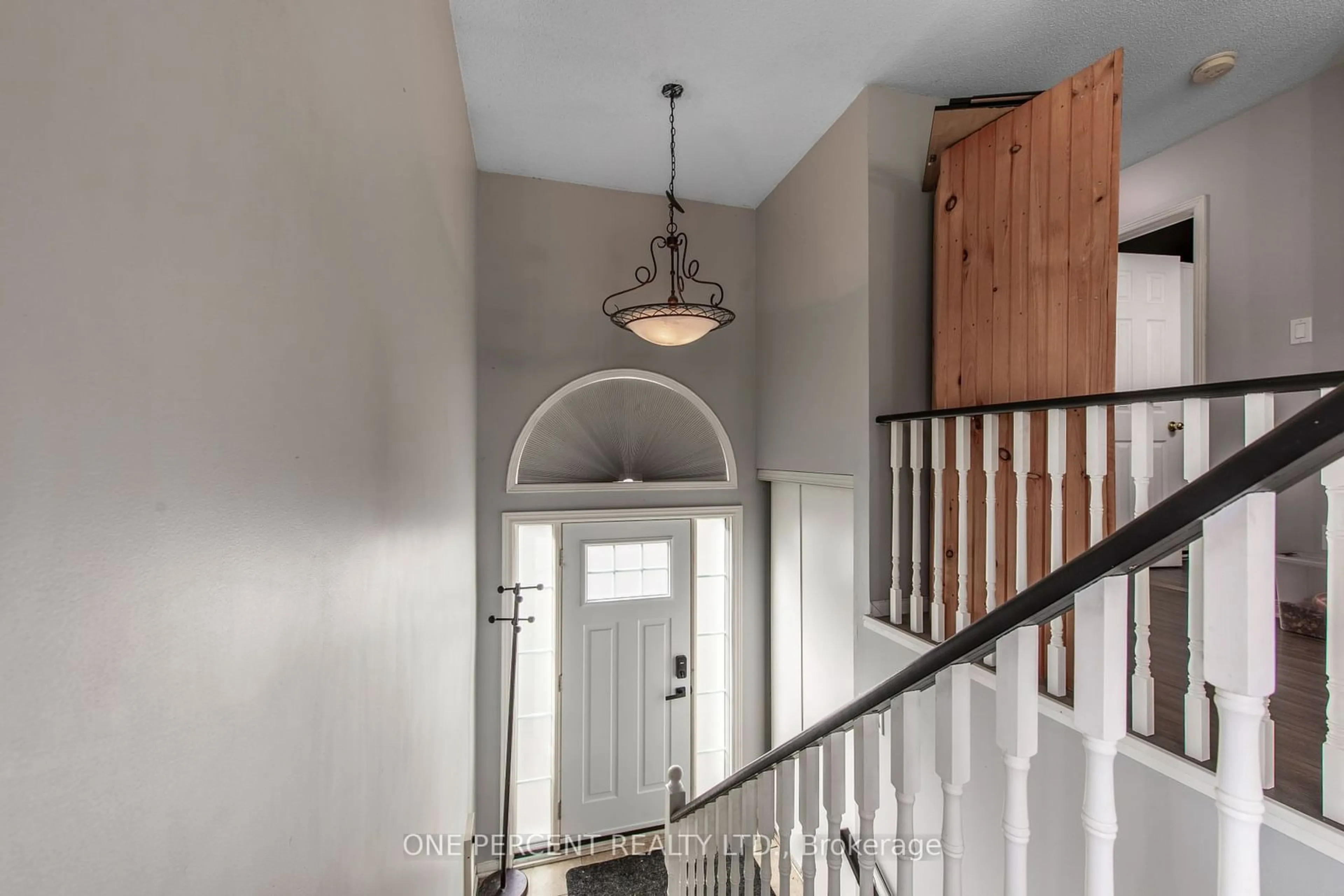 Indoor entryway, wood floors for 342 Shelburne Pl, Shelburne Ontario L9V 3A9