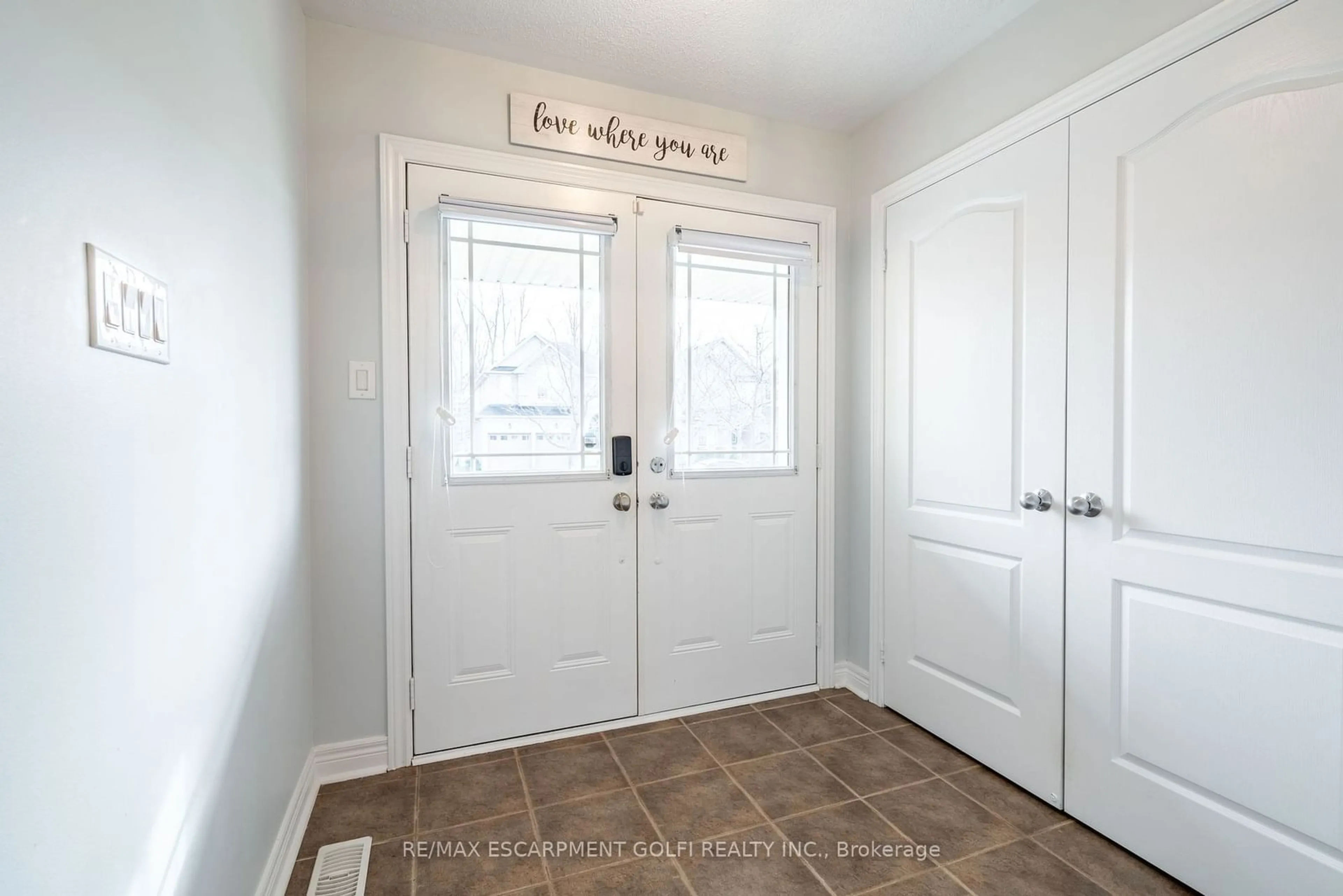 Indoor entryway, wood floors for 82 BARRETT Ave, Brantford Ontario N3S 0B4