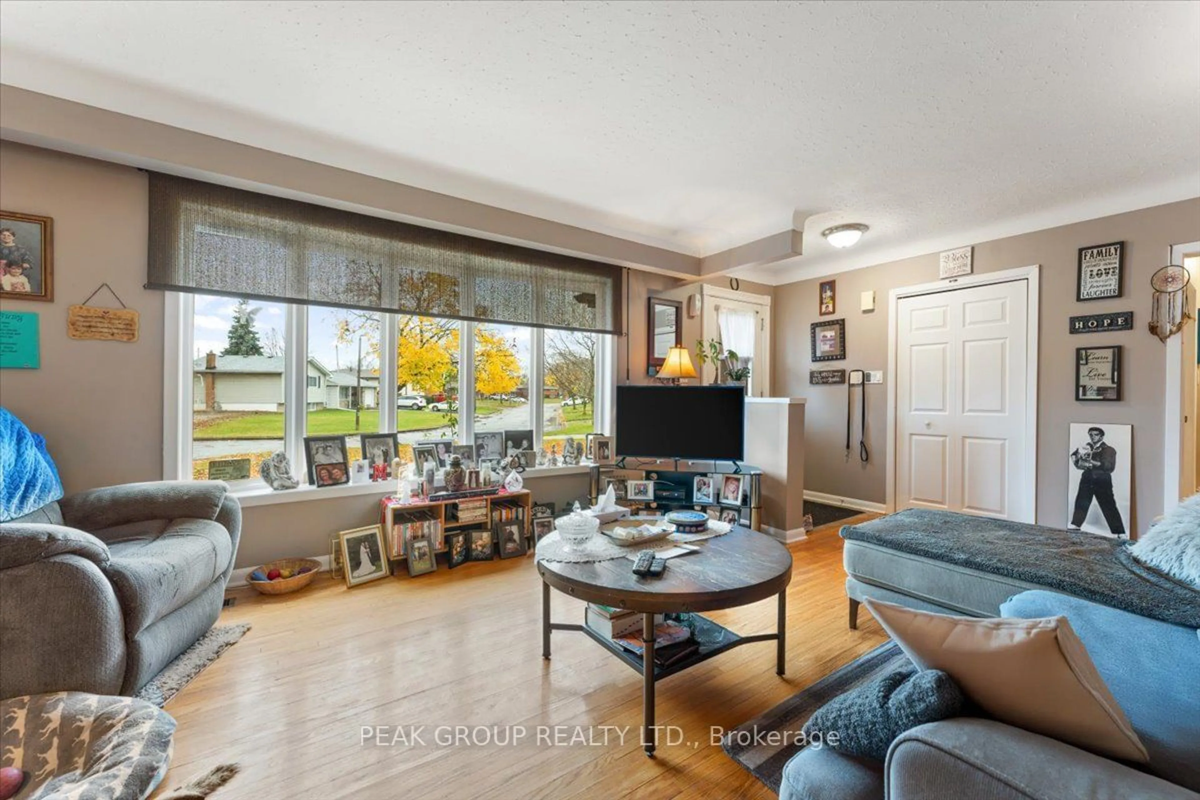 Living room, wood floors for 18 Karen Cres, Welland Ontario L3C 2Y6