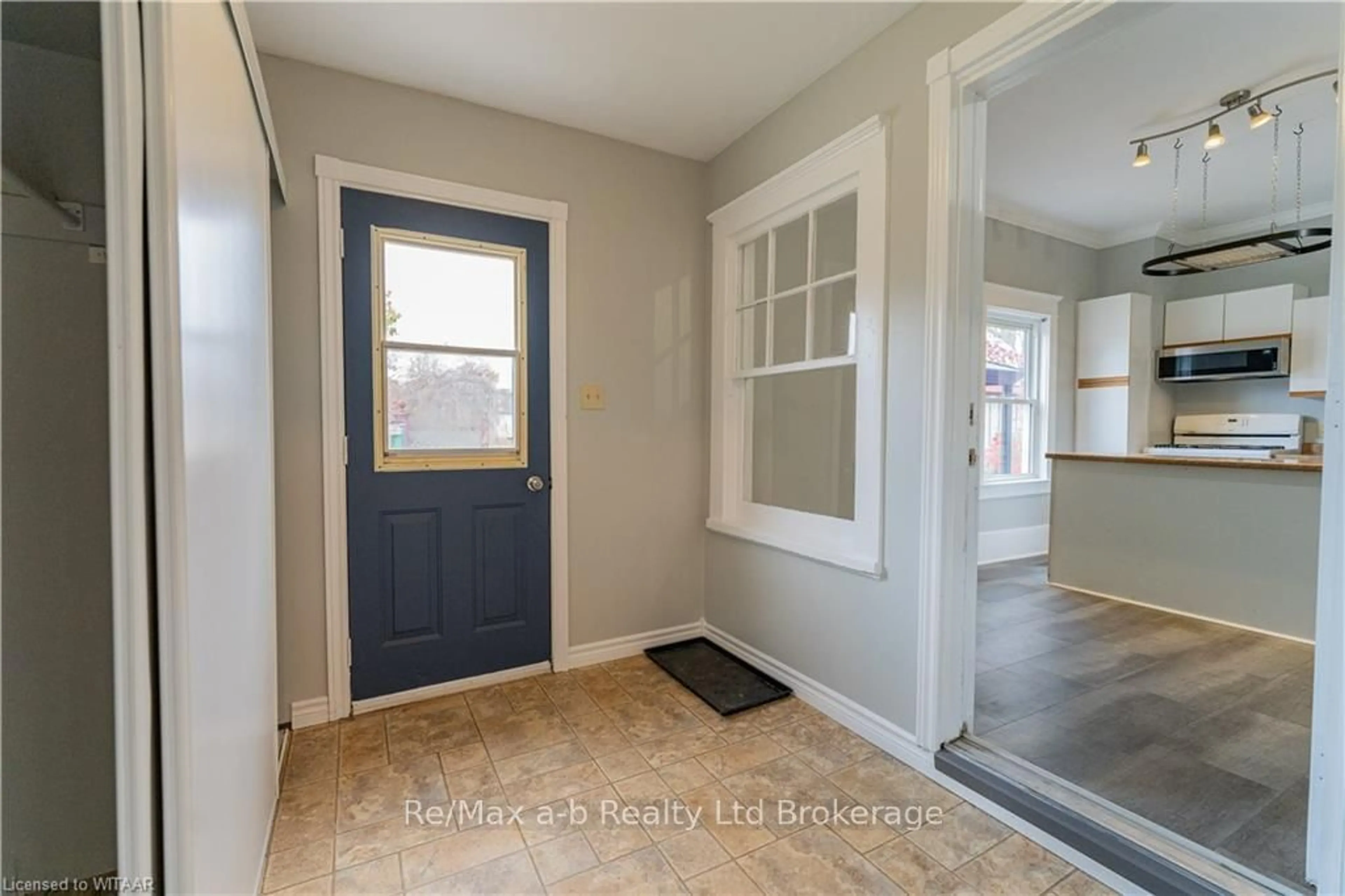 Indoor entryway, wood floors for 72-74 BROCK St, Tillsonburg Ontario N4G 1Z8