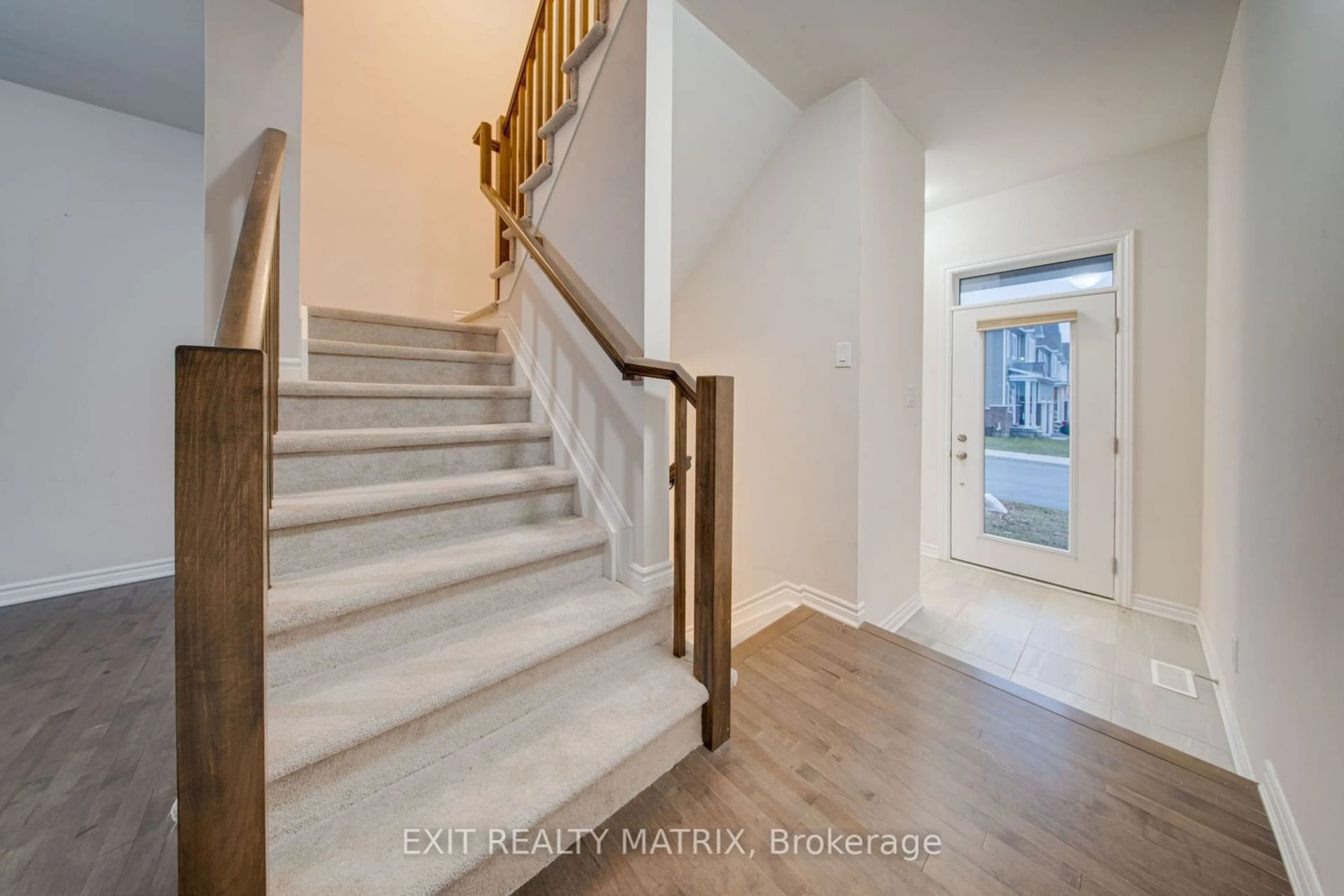 Indoor entryway, wood floors for 647 Chillerton Dr, Barrhaven Ontario K2J 6X9