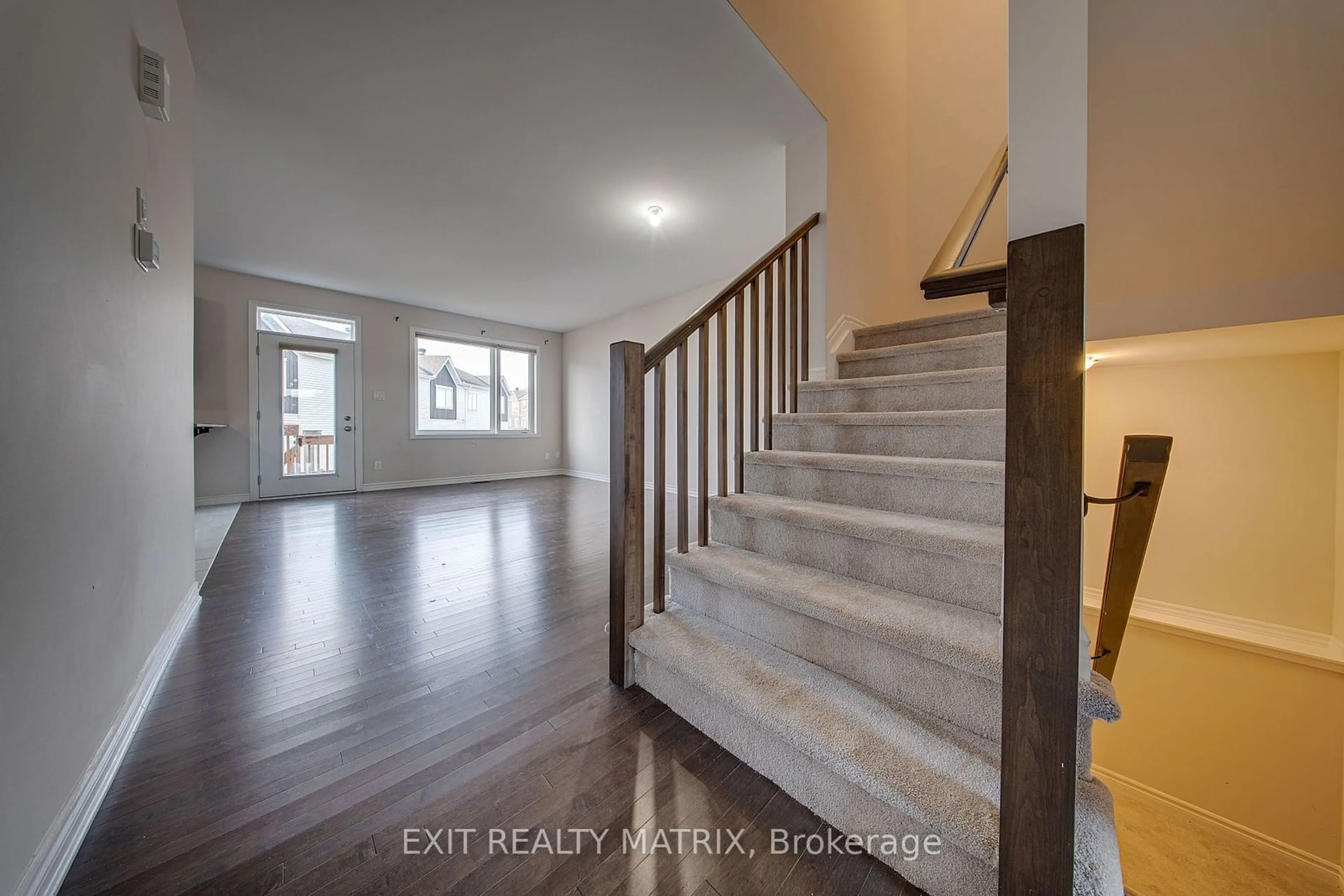 Indoor entryway, wood floors for 647 Chillerton Dr, Barrhaven Ontario K2J 6X9