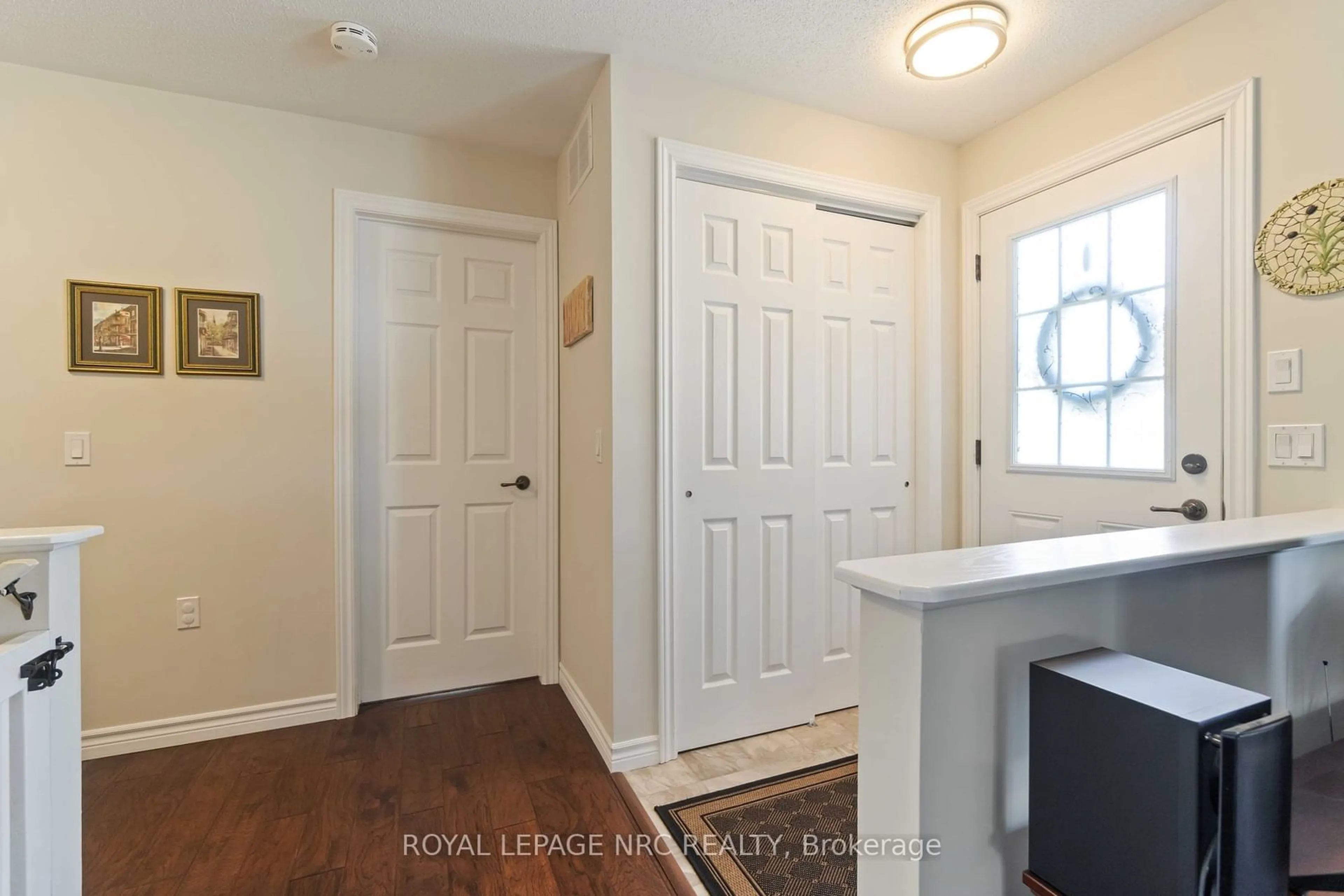 Indoor entryway, wood floors for 3937 RAINBOW Lane, Lincoln Ontario L0R 2C0