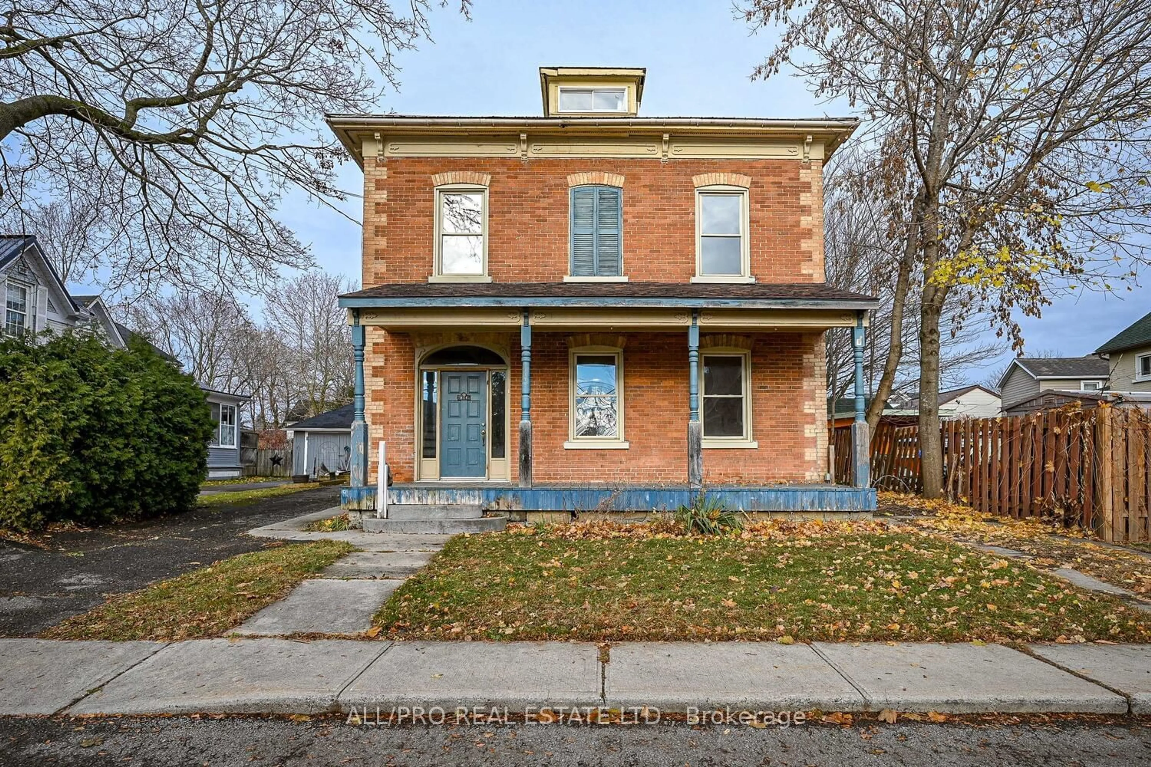 Home with brick exterior material for 414 James St, Prescott Ontario K0E 1T0