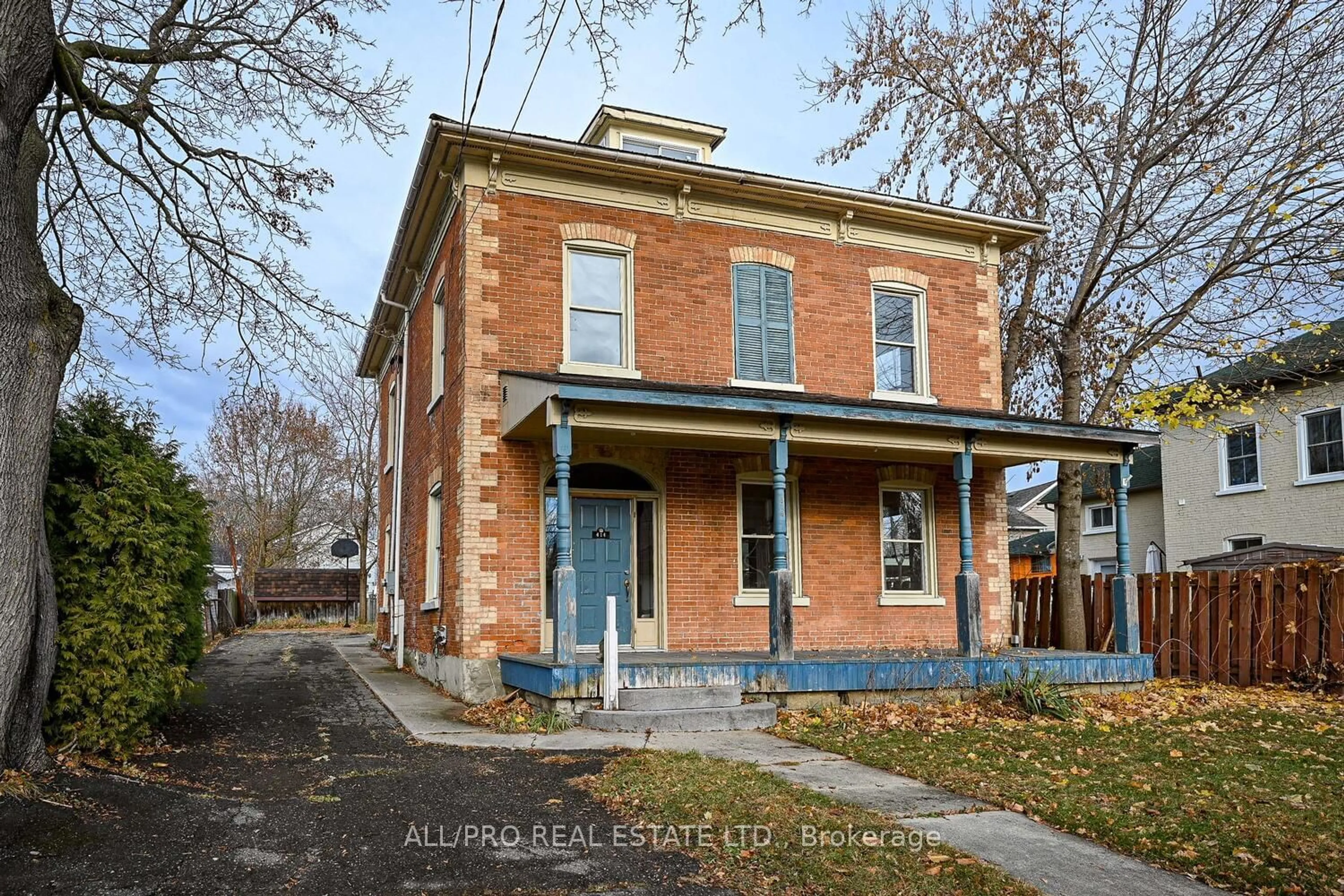 Home with brick exterior material for 414 James St, Prescott Ontario K0E 1T0