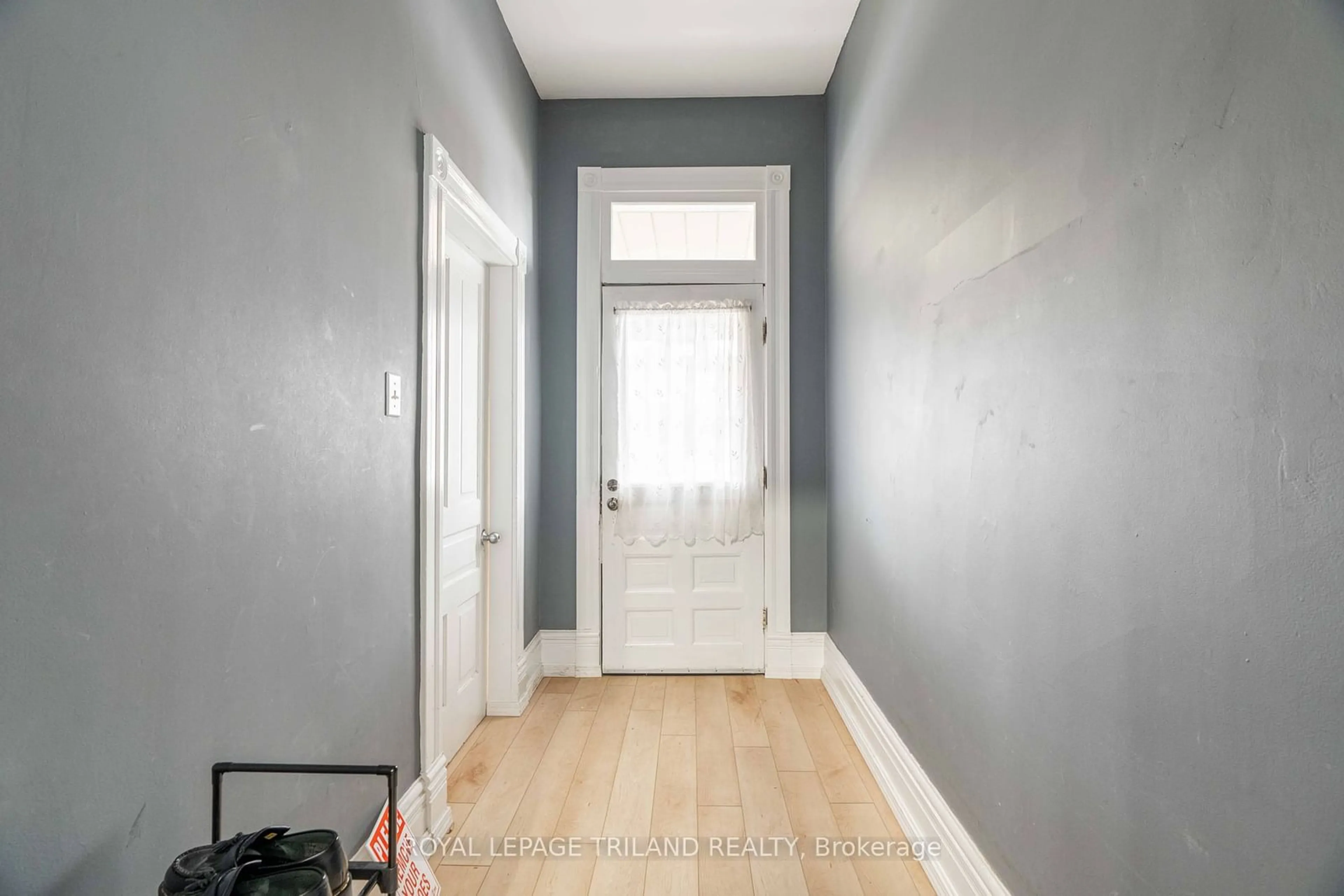 Indoor entryway, wood floors for 437 Quebec St, London Ontario N5W 3Y2