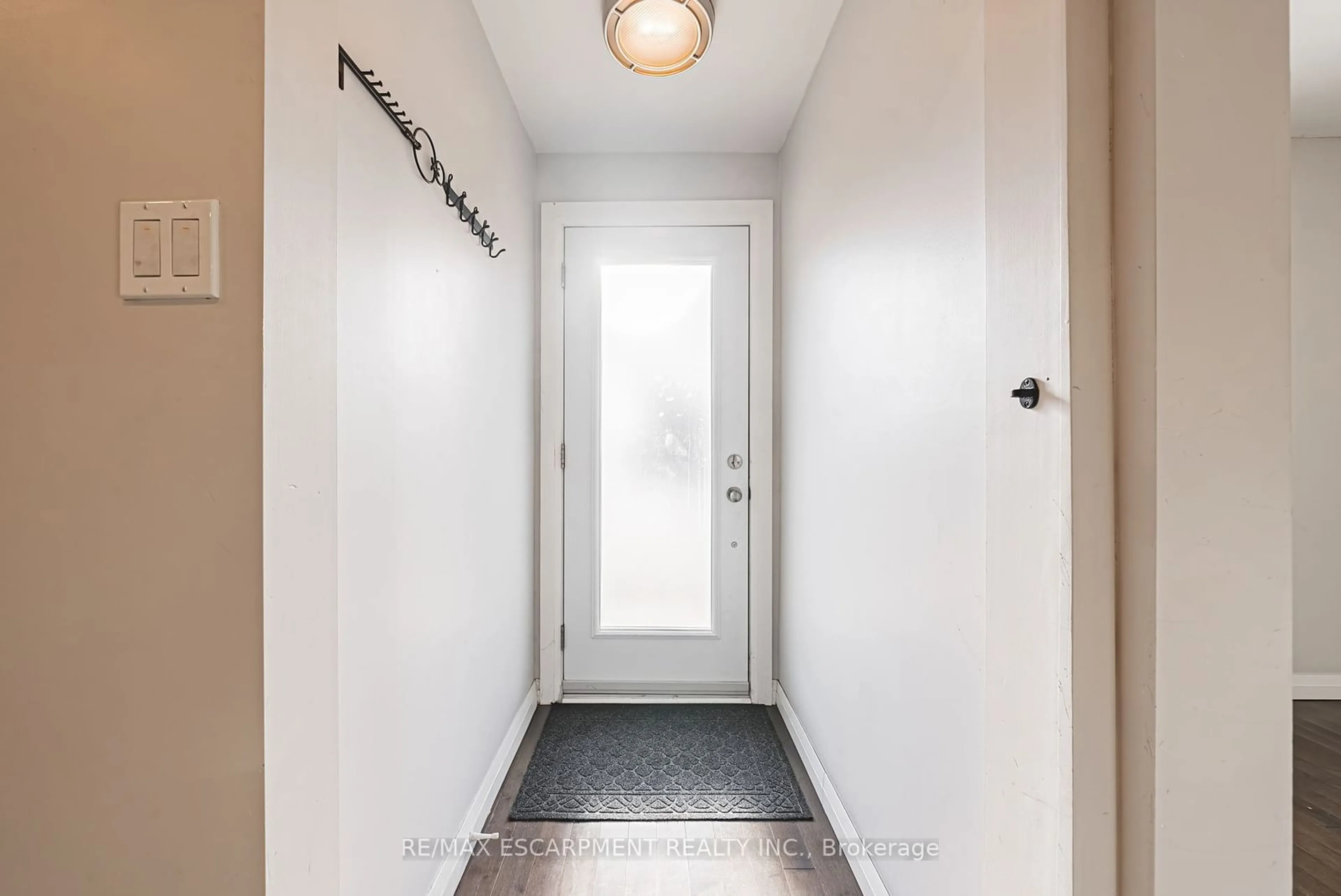 Indoor entryway, wood floors for 189 Crockett St, Hamilton Ontario L8V 1H3