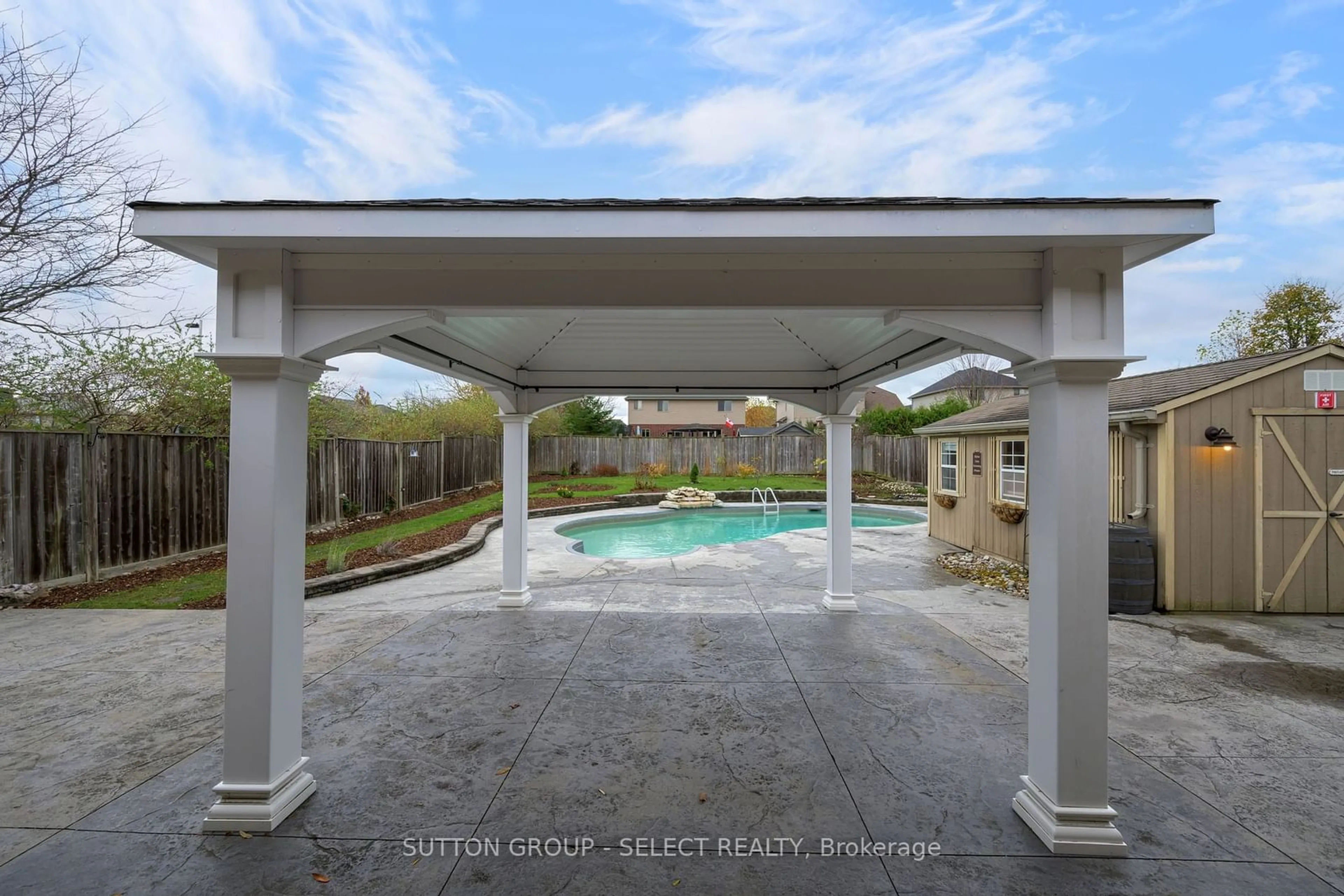 Indoor or outdoor pool for 305 Skyline Ave, London Ontario N5X 0A5