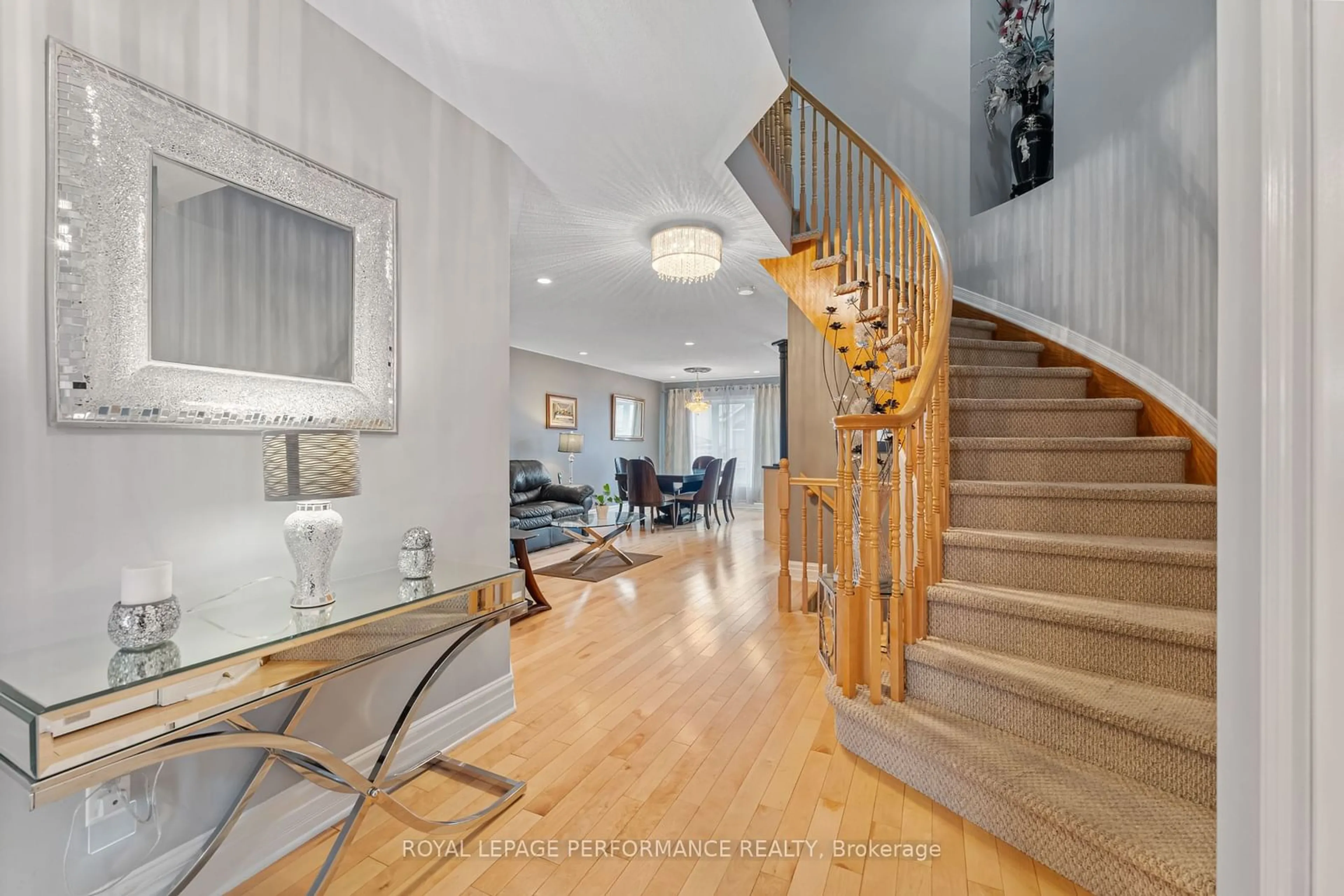 Indoor foyer, wood floors for 514 Louis Toscano Dr, Orleans - Cumberland and Area Ontario K4A 0A8