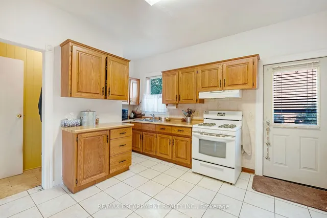 Additional property image - 528 Hughson St
