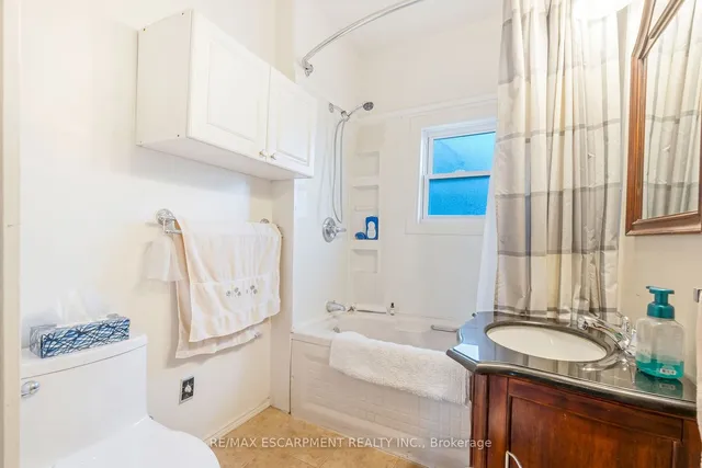 Additional property image - 528 Hughson St