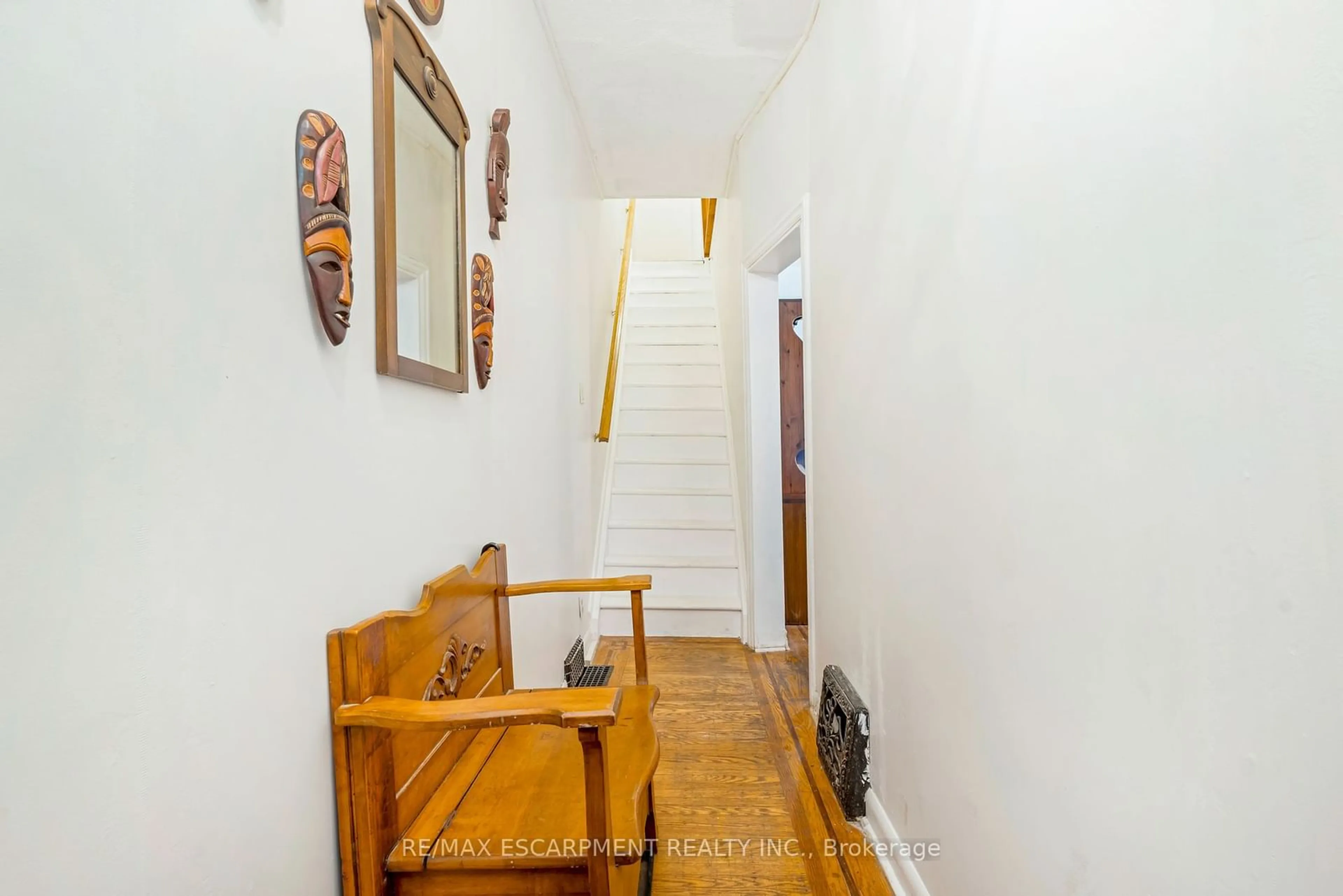 Indoor foyer, wood floors for 528 Hughson St, Hamilton Ontario L8L 4N9