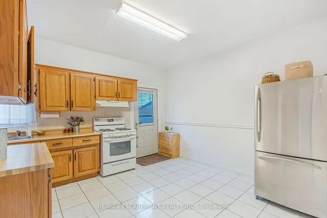 Additional property image - 528 Hughson St