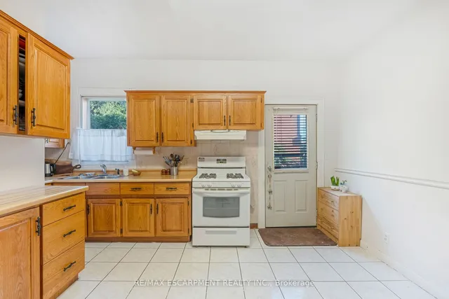 Additional property image - 528 Hughson St