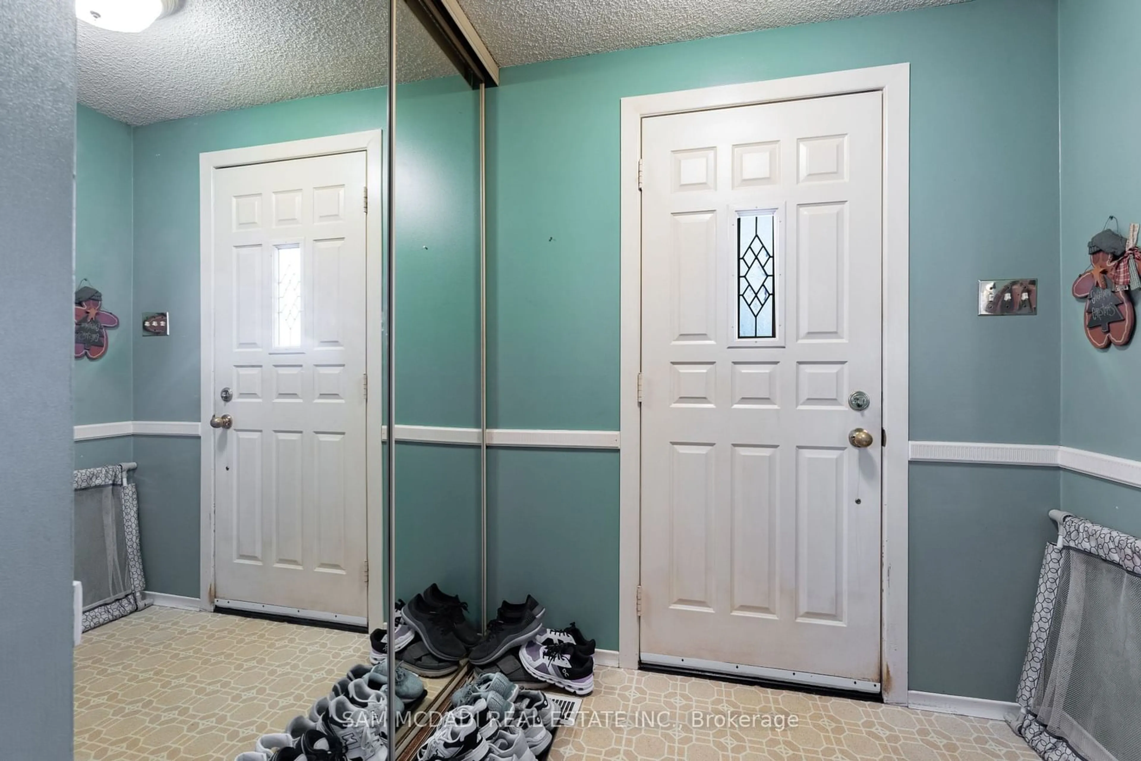 Indoor entryway, unknown floor for 35 Parkland Cres, Kitchener Ontario N2N 1R5