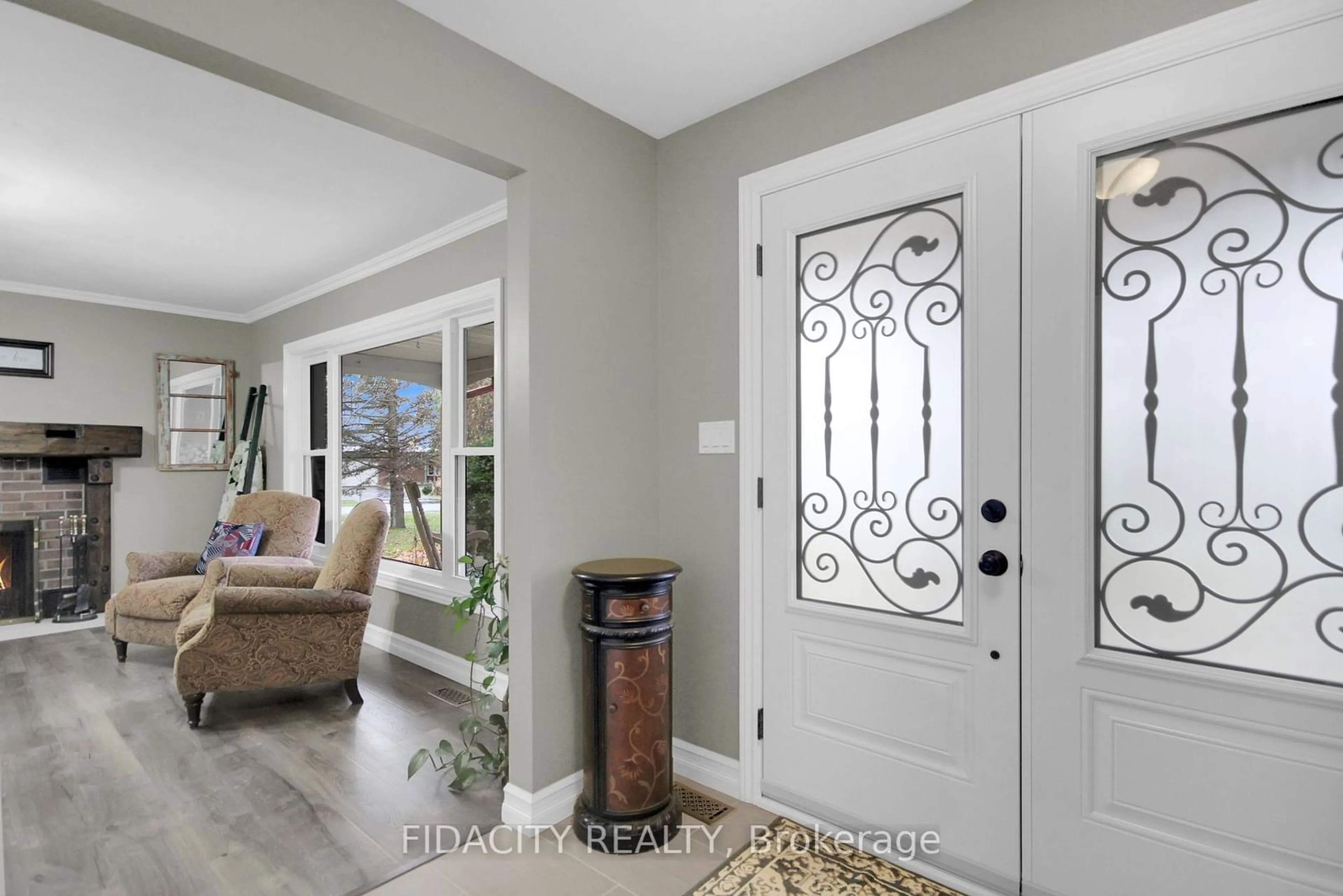 Indoor entryway, wood floors for 6657 Bluebird St, Manotick - Kars - Rideau Twp and Area Ontario K0A 2E0