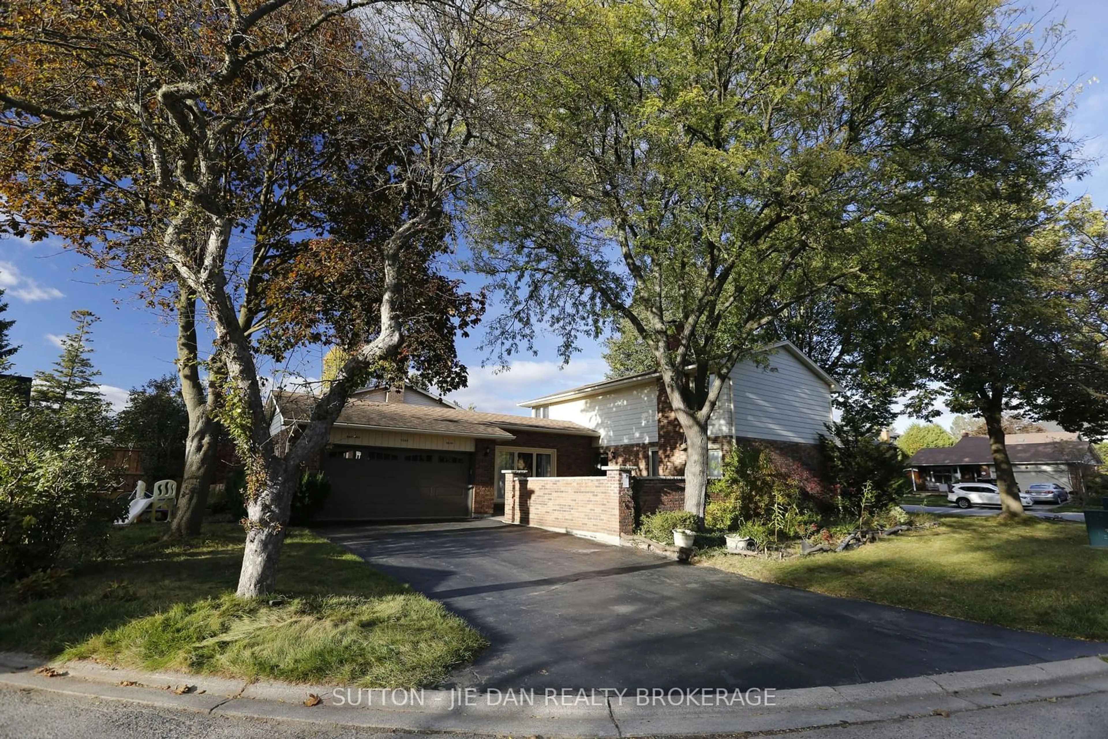 Frontside or backside of a home, the street view for 1262 HASTINGS Dr, London Ontario N5X 2H7