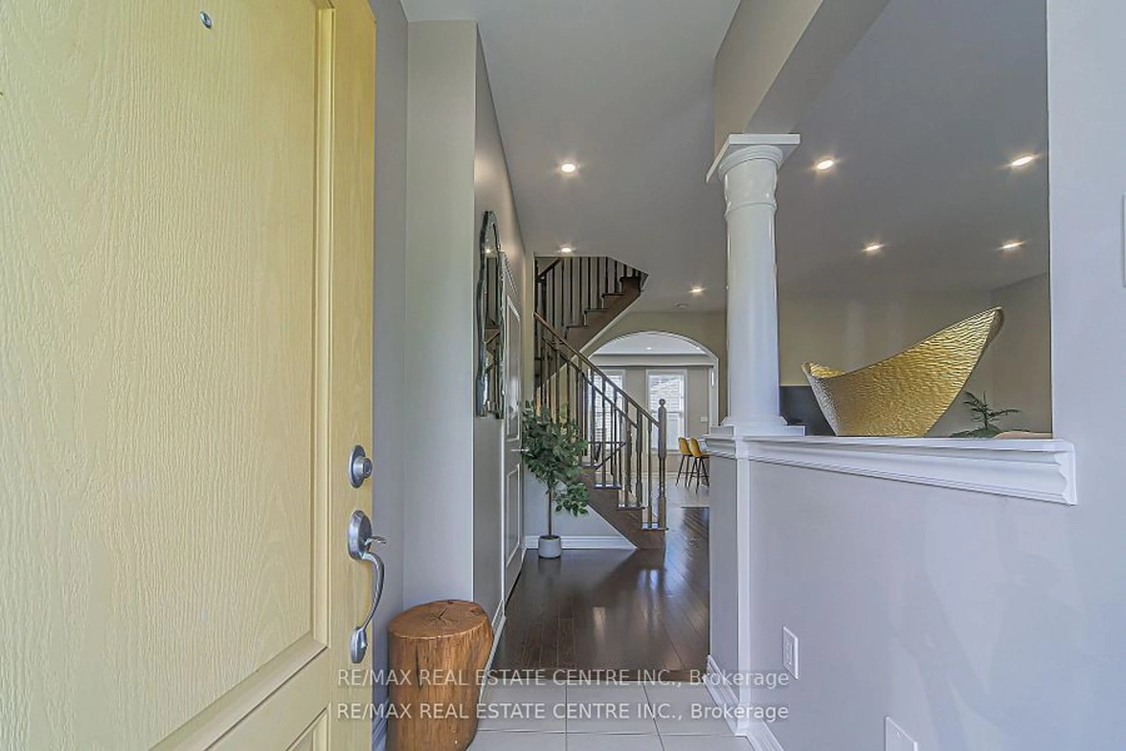 Indoor entryway, wood floors for 14 MacDonell Rd, Niagara-on-the-Lake Ontario L0S 1J0