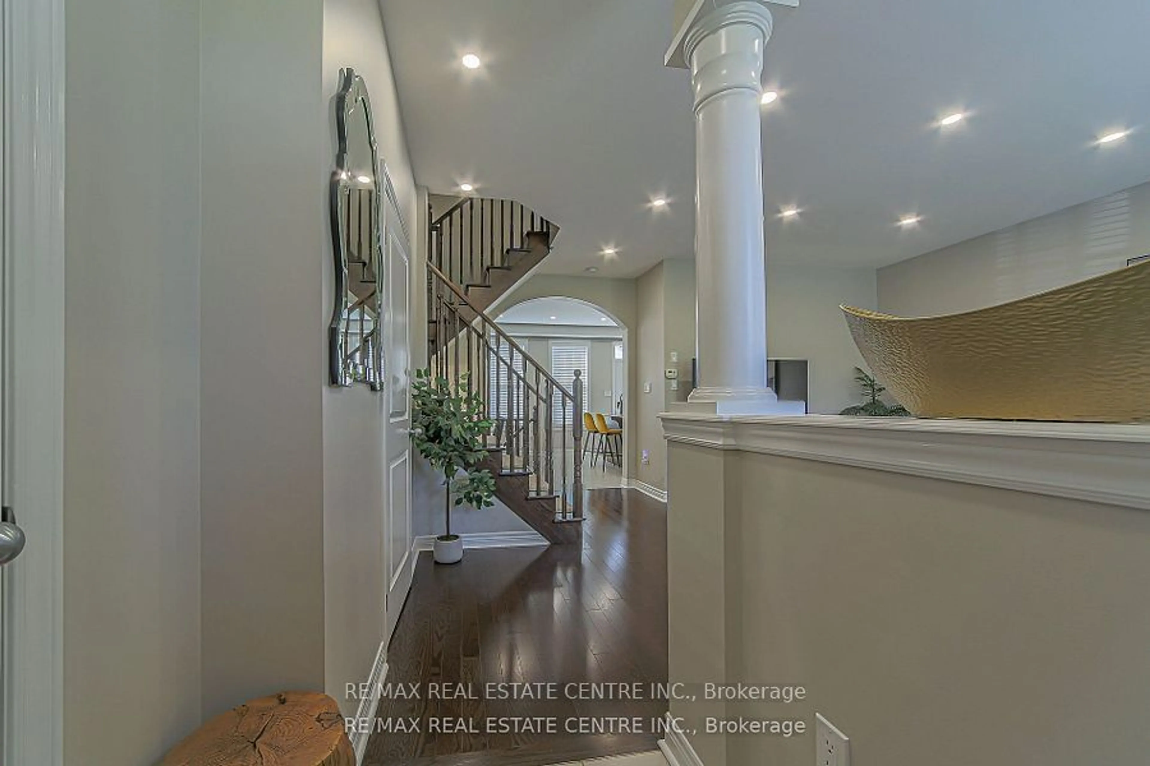 Indoor entryway, wood floors for 14 MacDonell Rd, Niagara-on-the-Lake Ontario L0S 1J0