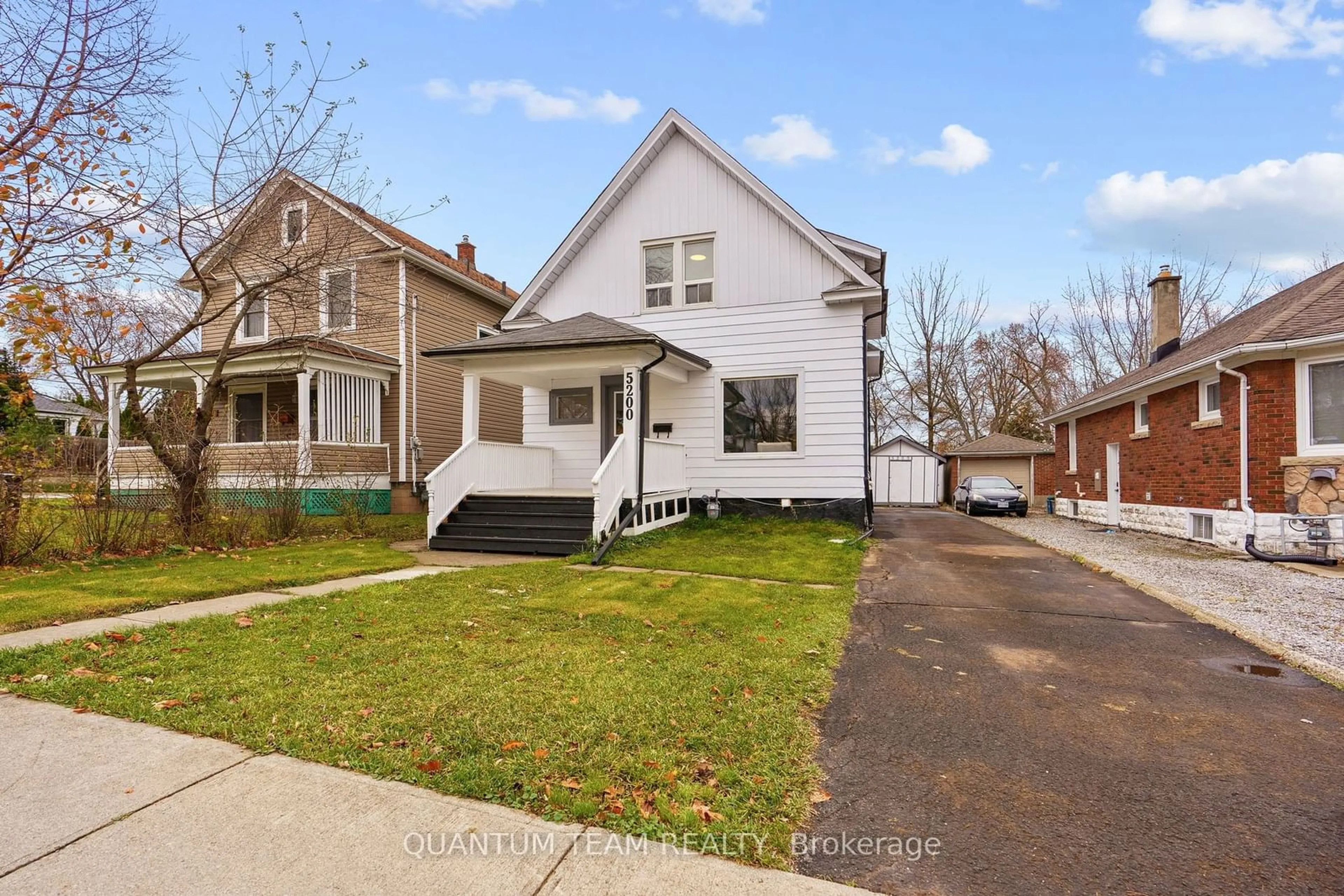 Frontside or backside of a home, the street view for 5200 Mcrae St, Niagara Falls Ontario L2E 1P8