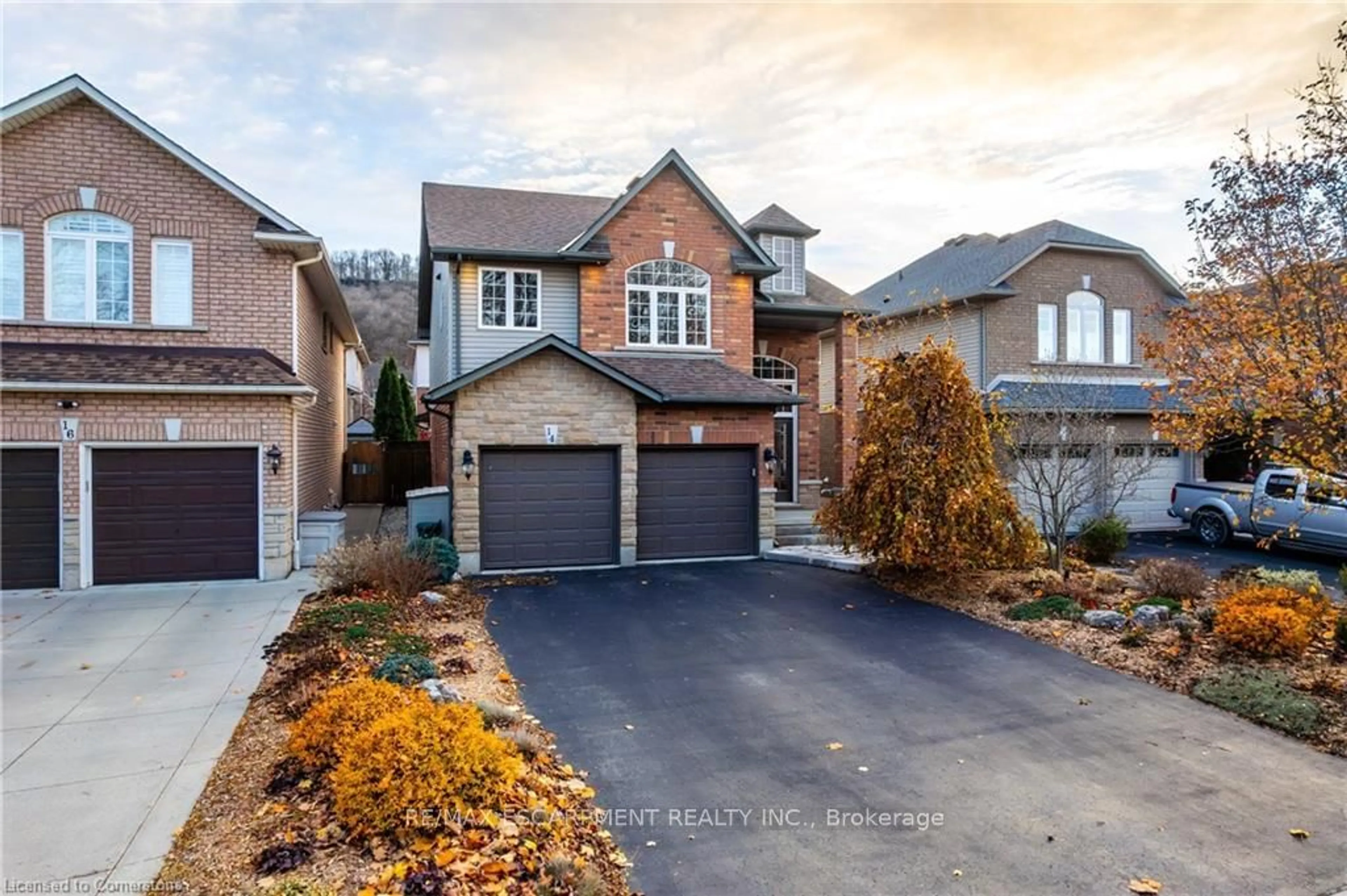 Frontside or backside of a home, the street view for 14 Evergreens Dr, Grimsby Ontario L3M 5P8