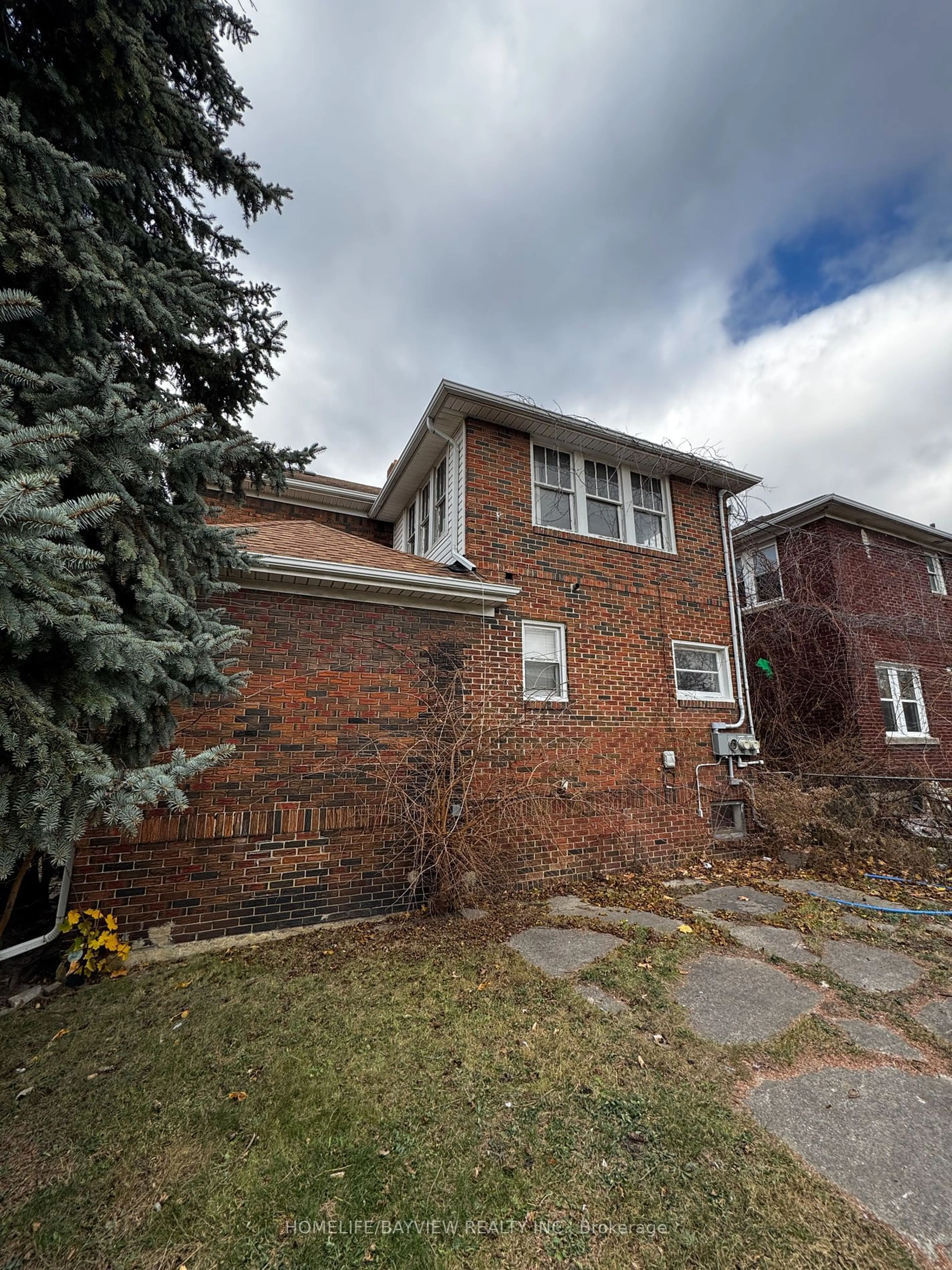 Frontside or backside of a home, the front or back of building for 589 Giles Blvd, Windsor Ontario N9A 6H8