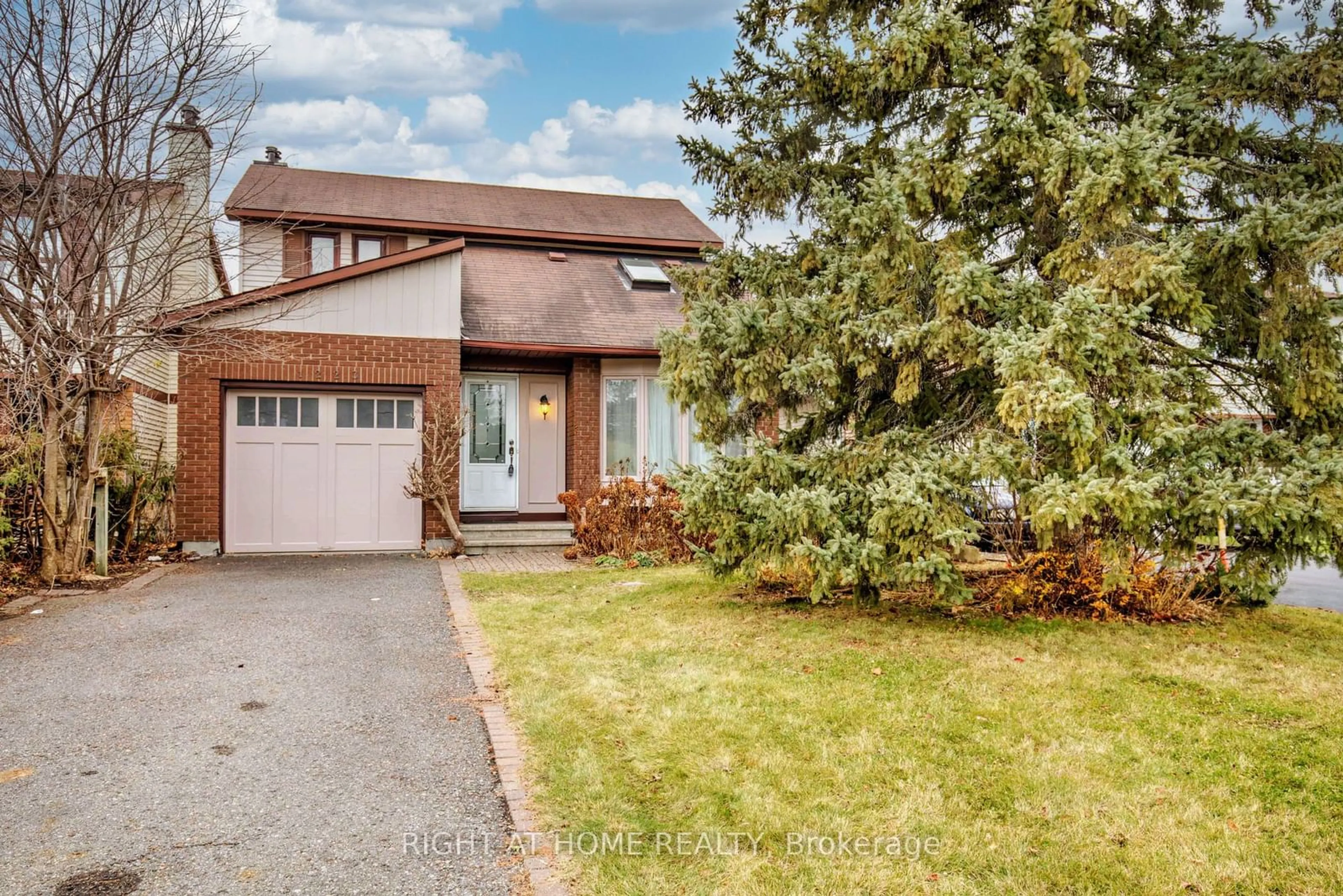 Frontside or backside of a home, the street view for 1223 Cedarcroft Cres, Cyrville - Carson Grove - Pineview Ontario K1B 5G9