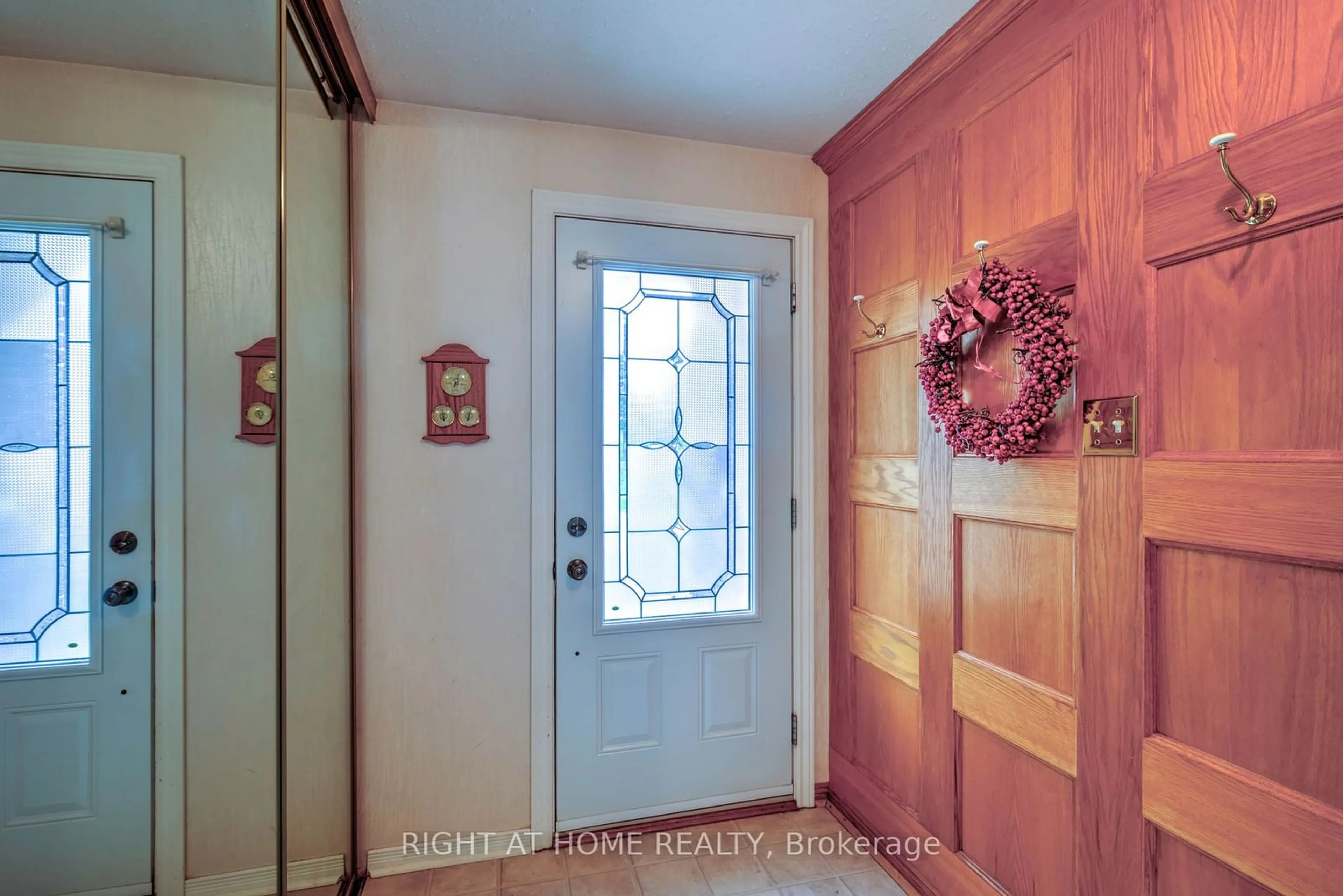 Indoor entryway, wood floors for 1223 Cedarcroft Cres, Cyrville - Carson Grove - Pineview Ontario K1B 5G9