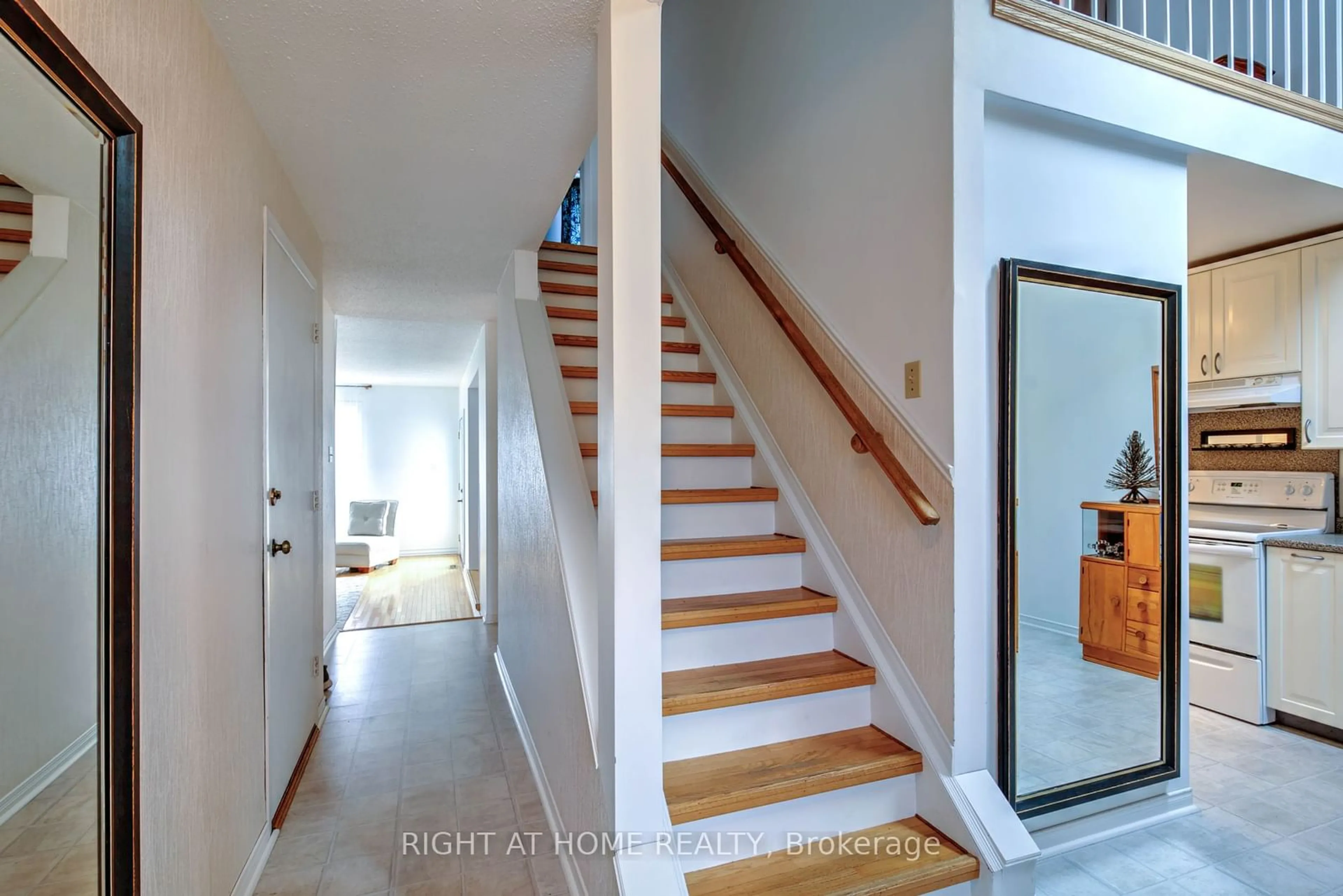 Indoor entryway, wood floors for 1223 Cedarcroft Cres, Cyrville - Carson Grove - Pineview Ontario K1B 5G9