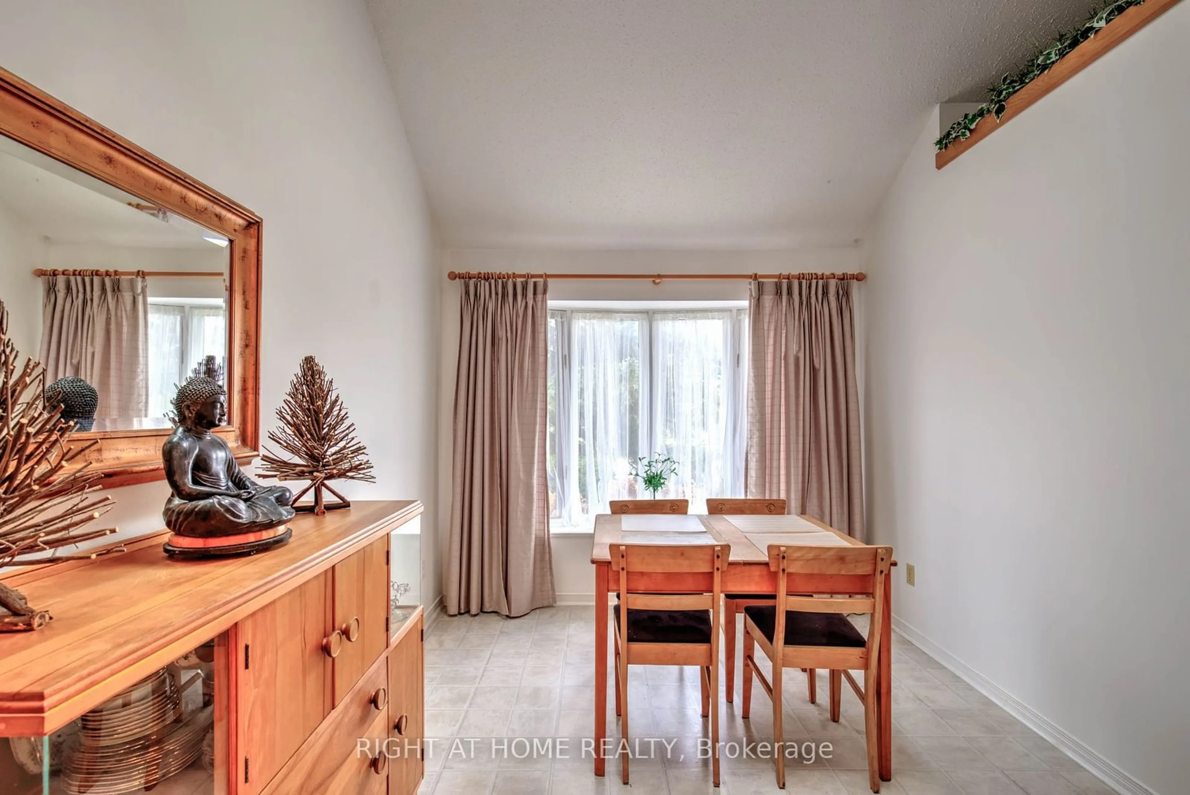 Dining room, wood floors, cottage for 1223 Cedarcroft Cres, Cyrville - Carson Grove - Pineview Ontario K1B 5G9