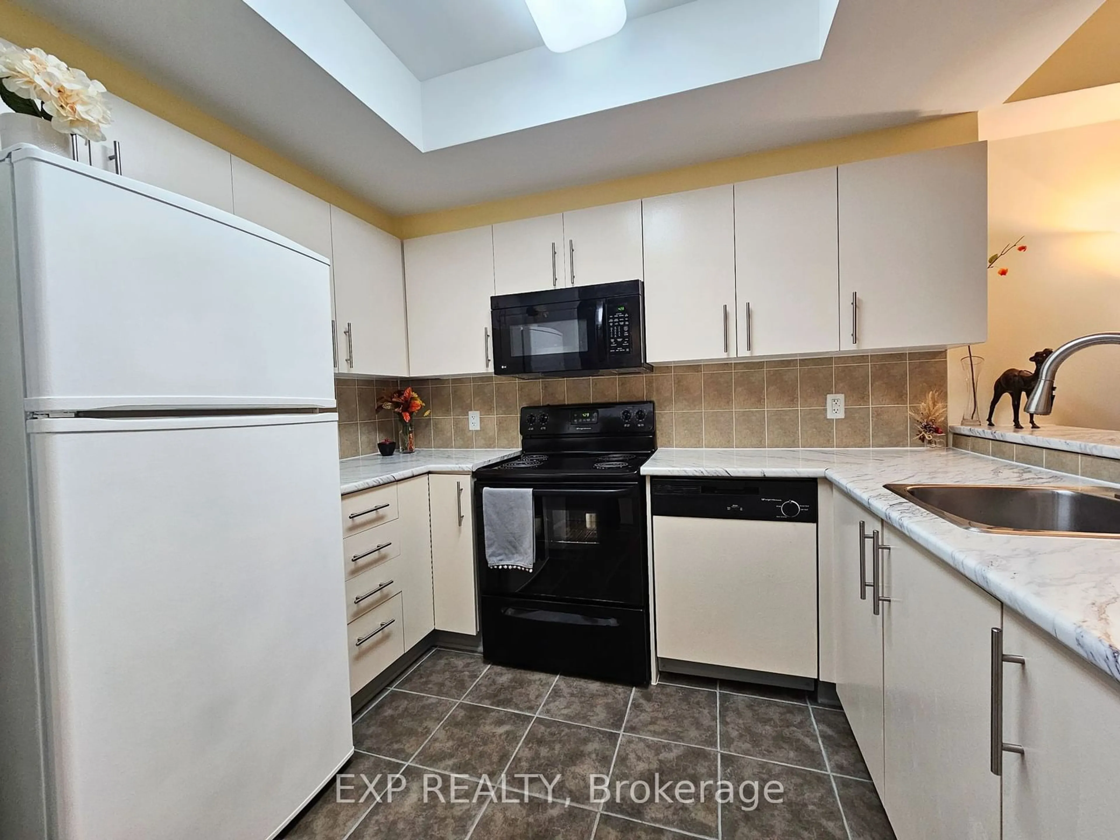 Standard kitchen for 200 Rideau St #1310, Lower Town - Sandy Hill Ontario K1N 5Y1