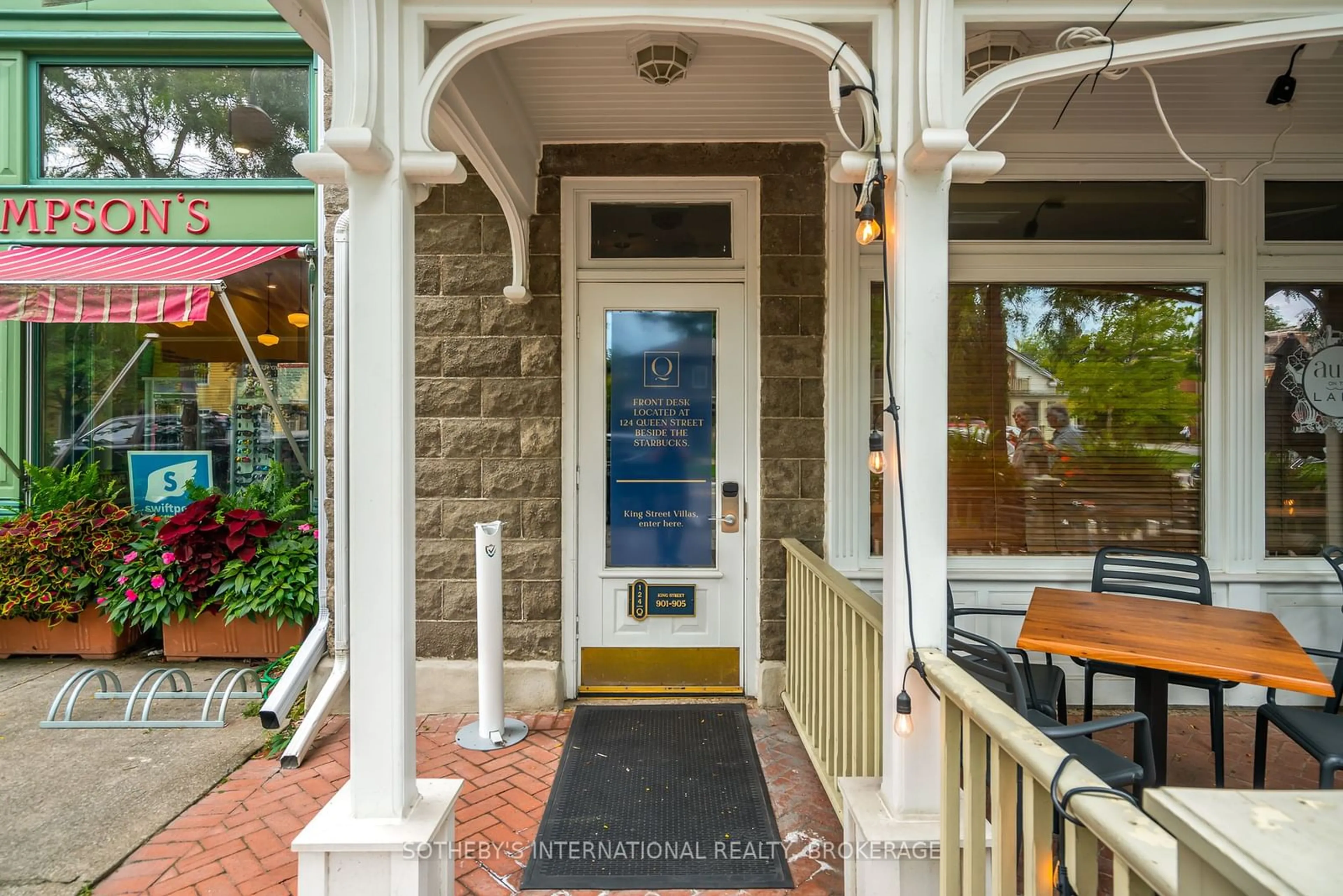 Indoor entryway for 233 KING St #2, Niagara-on-the-Lake Ontario L0S 1J0